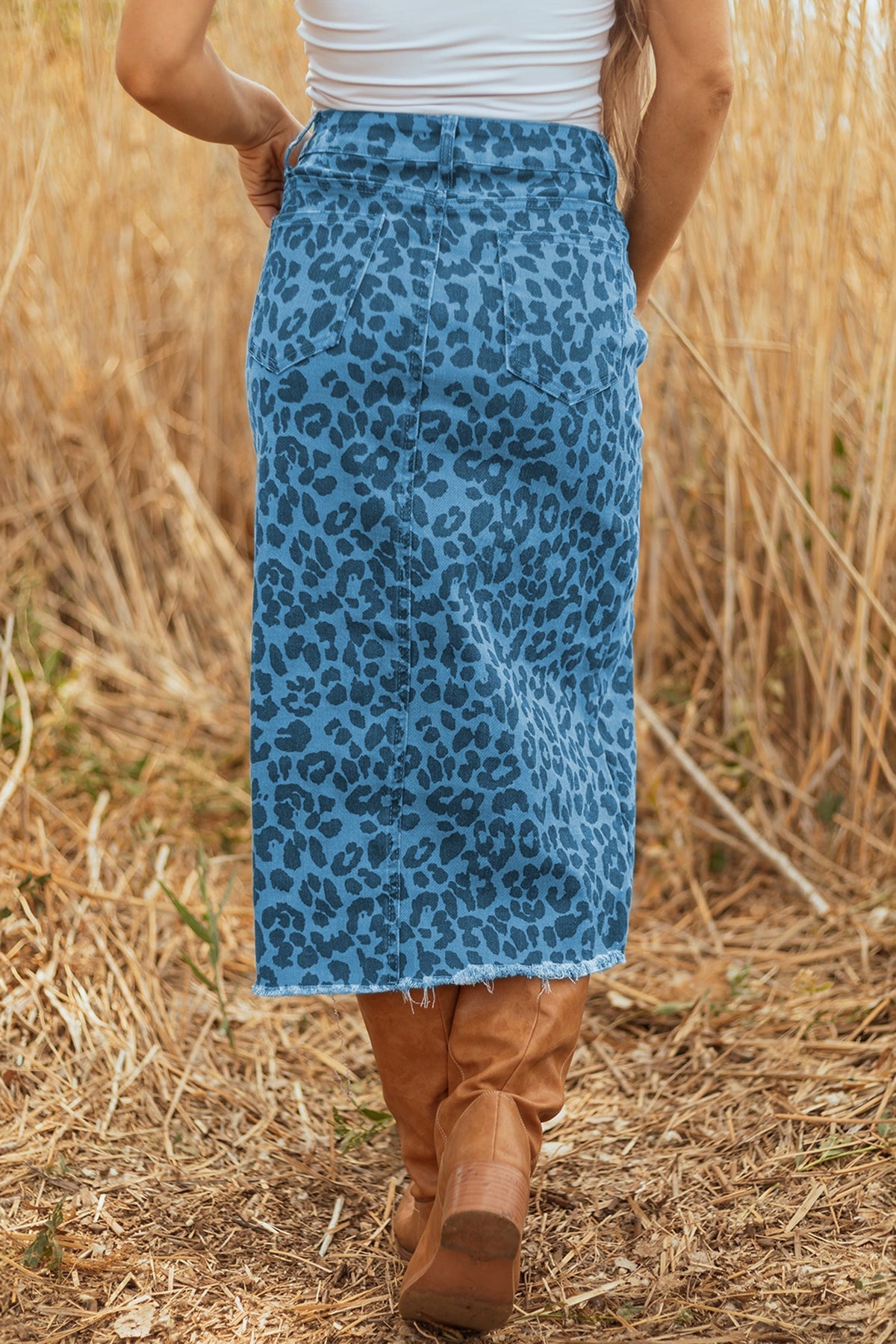 Saia midi de sarja com estampa de leopardo, fenda e barra desfiada