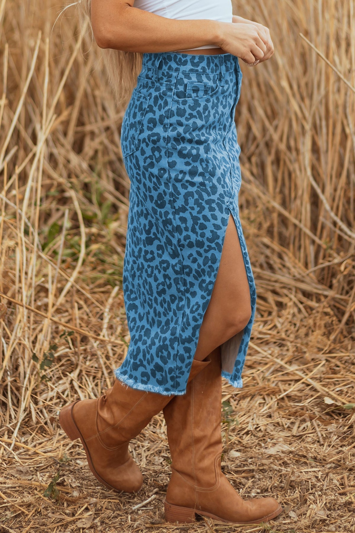 Saia midi de sarja com estampa de leopardo, fenda e barra desfiada