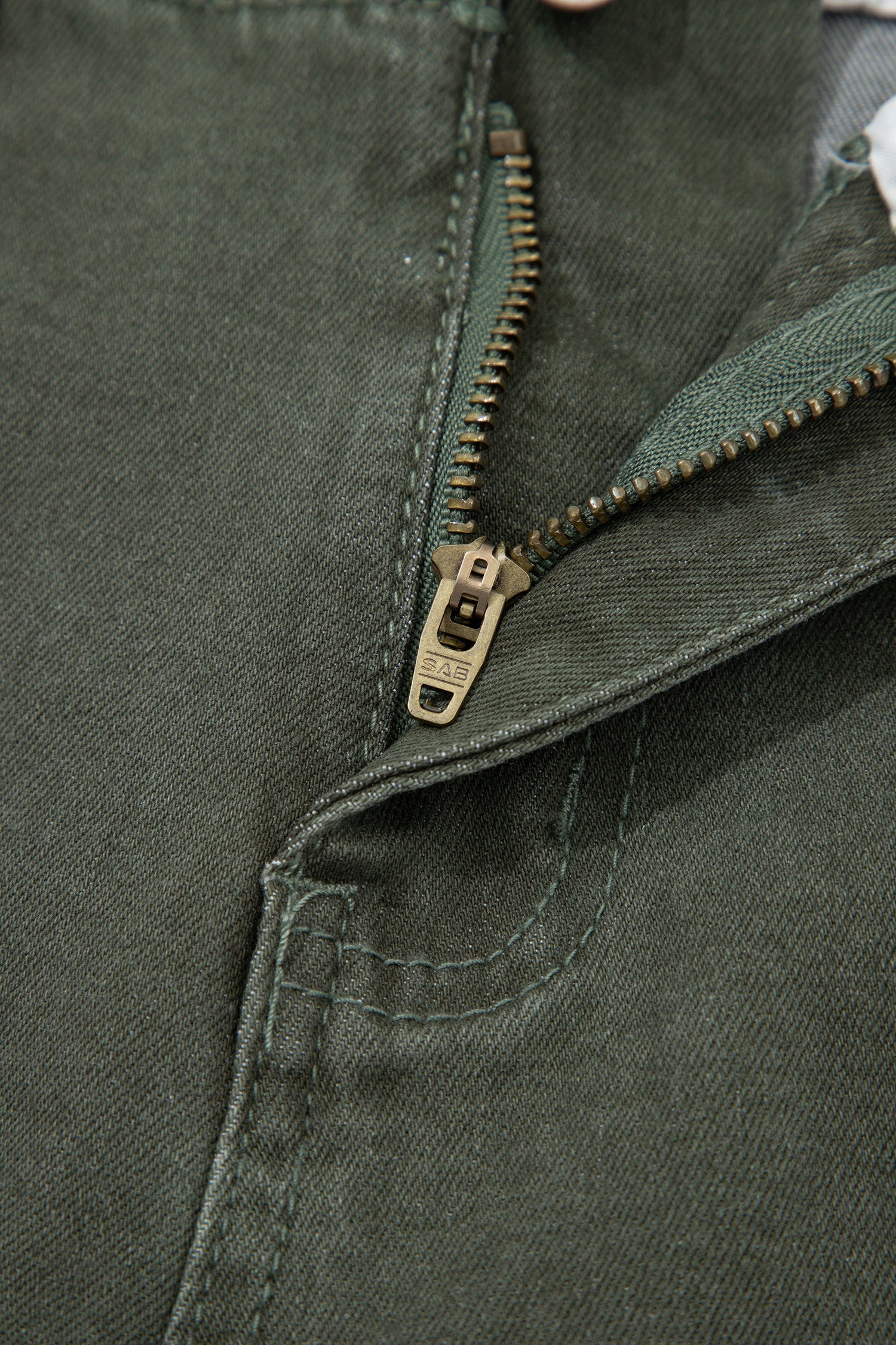 Jeans a zampa a vita alta con 2 bottoni