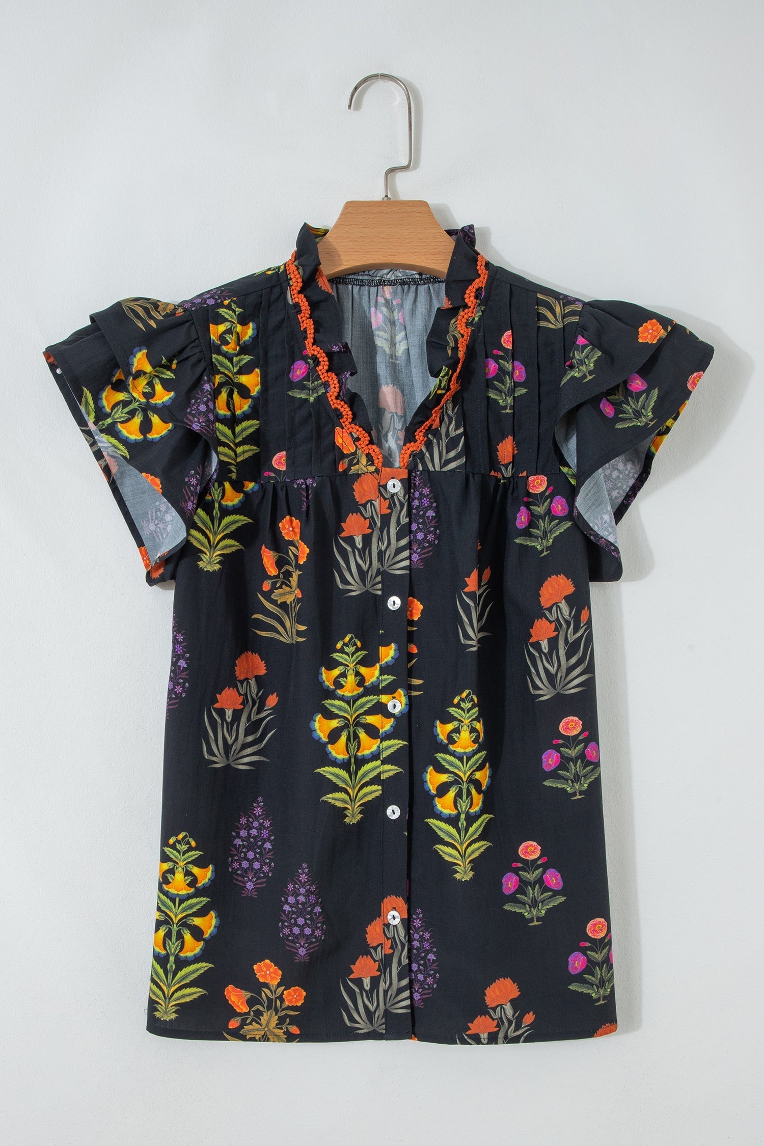 Chemise noire à fleurs avec bordure en dentelle et décolleté en V à volants