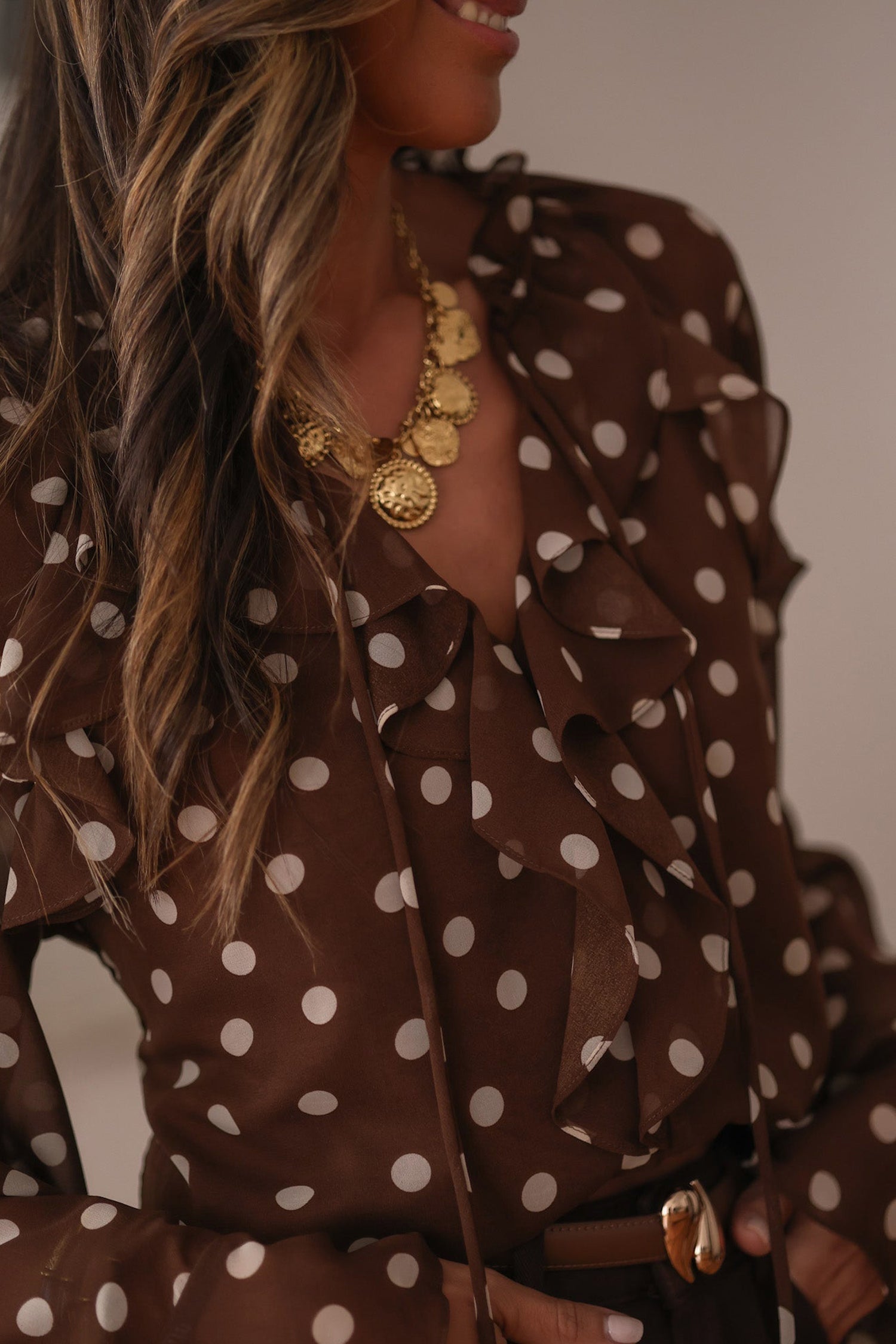Blusa a Pois con Volant, Scollo a V e Maniche a Campana - Caffè