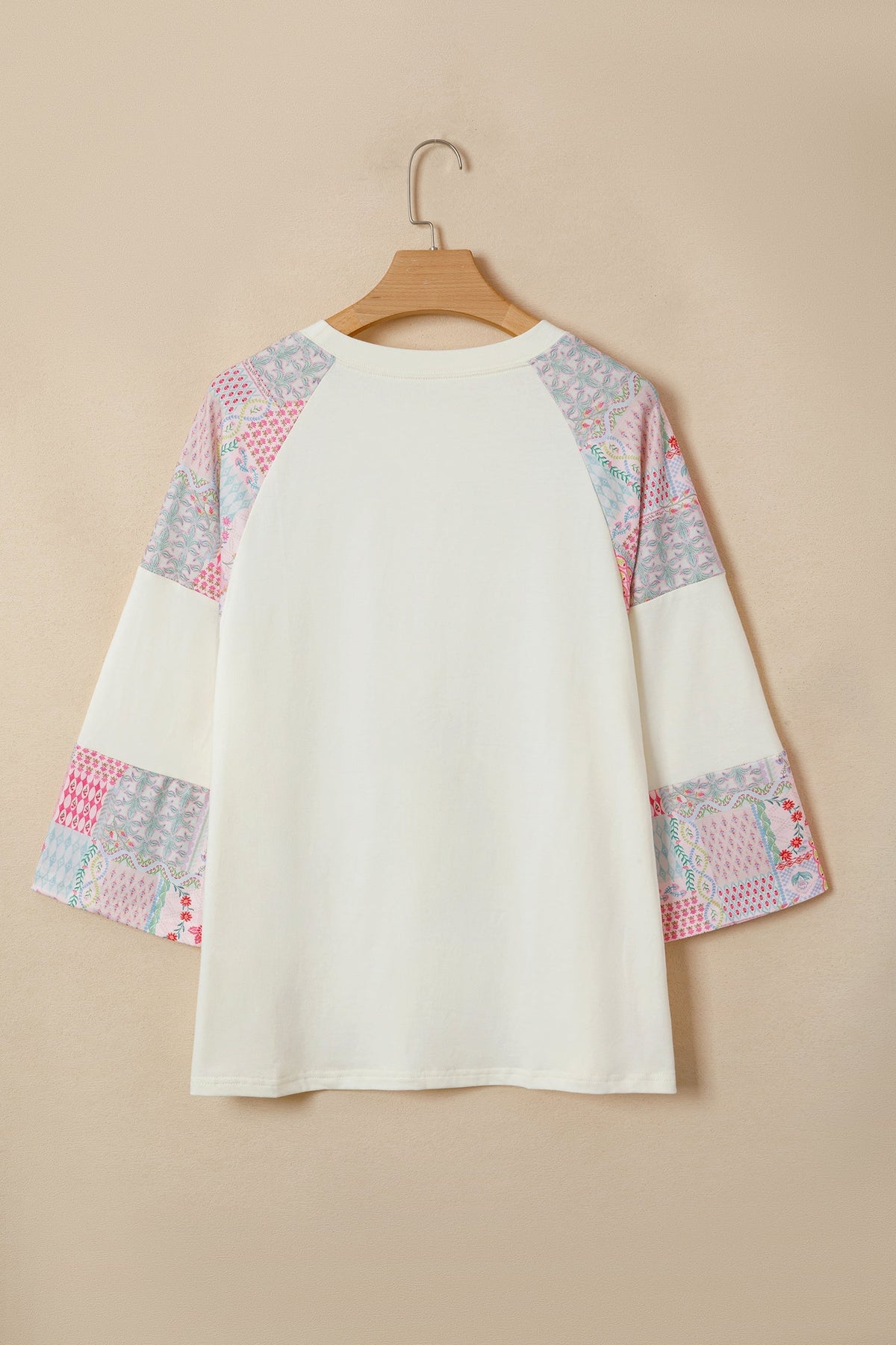 Top beige de manga larga con patchwork floral retro y bloques de color