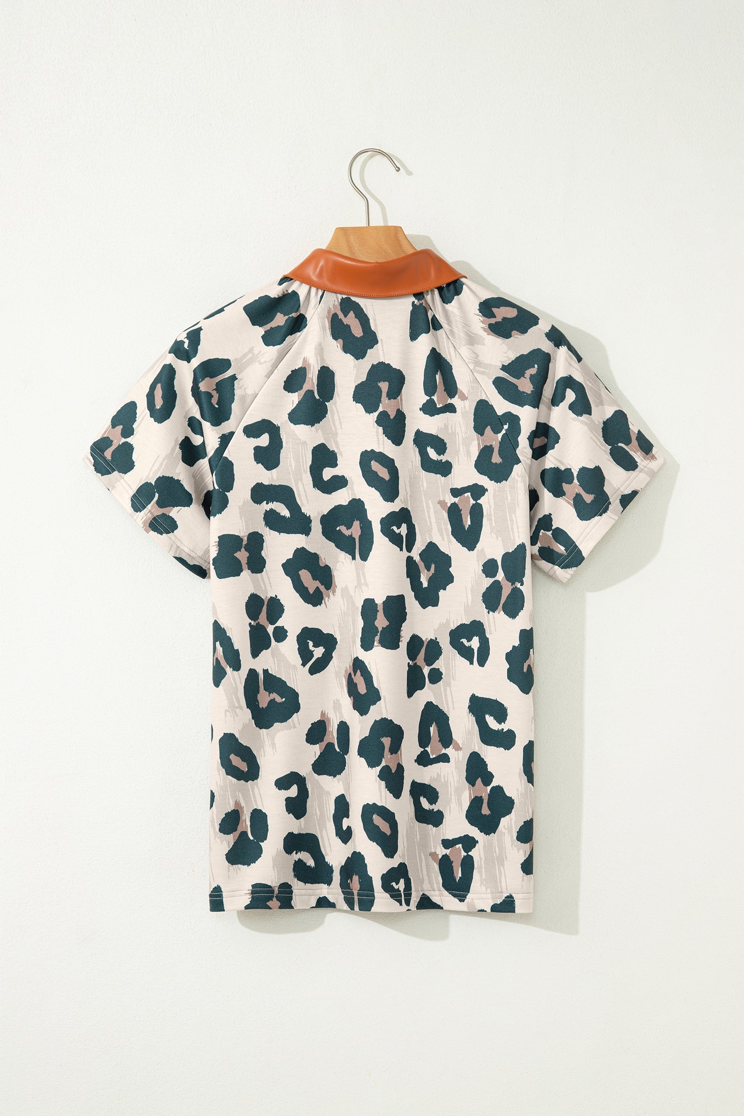 Blusa Casual a Maniche Corte con Stampa Leopardata e Colletto a Contrasto