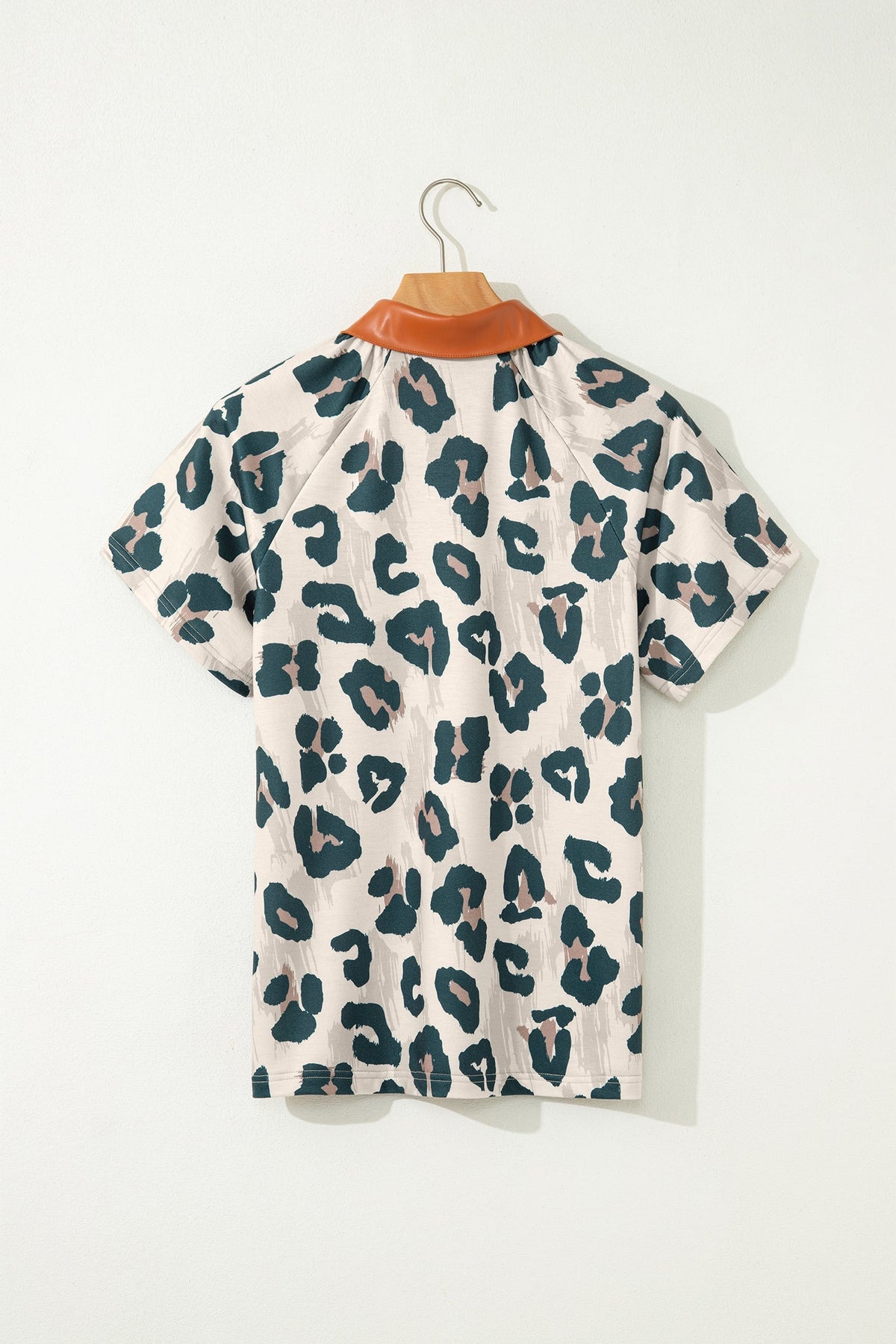 Casual short-sleeve blouse with leopard print and contrasting collar