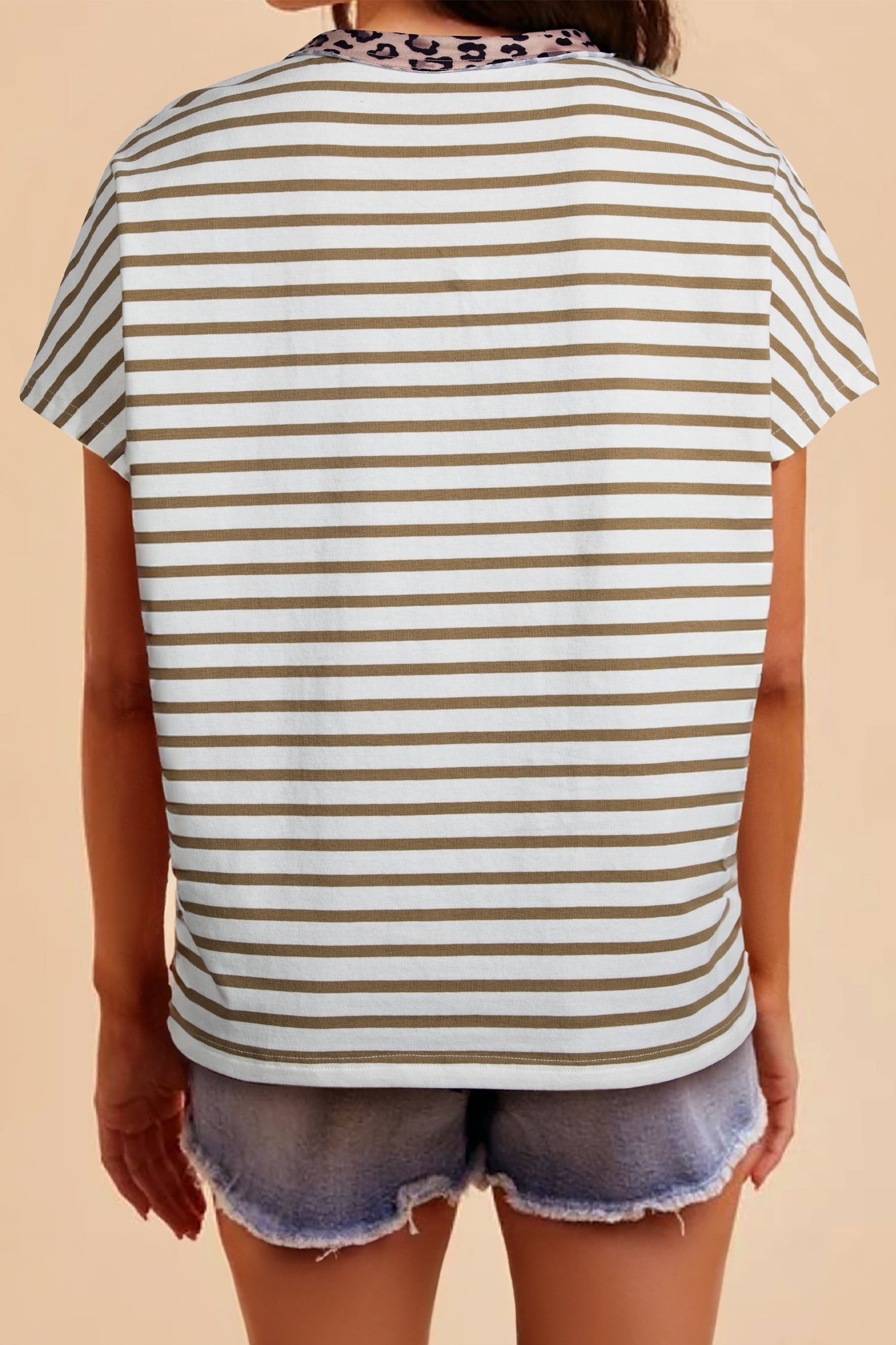 T-shirt ampia a girocollo con righe kaki e patchwork leopardato