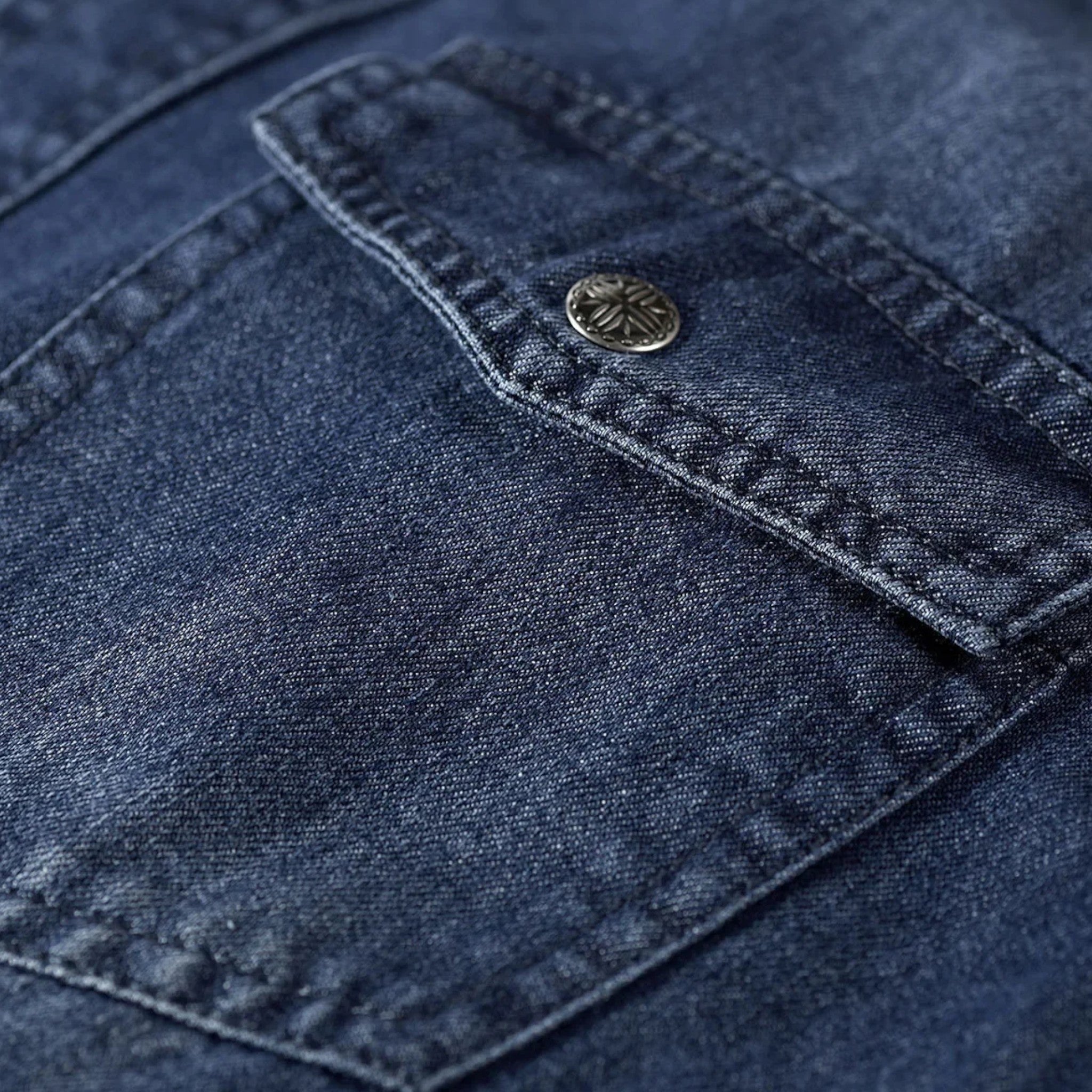 Langærmet denimskjorte til mænd med brystlommer