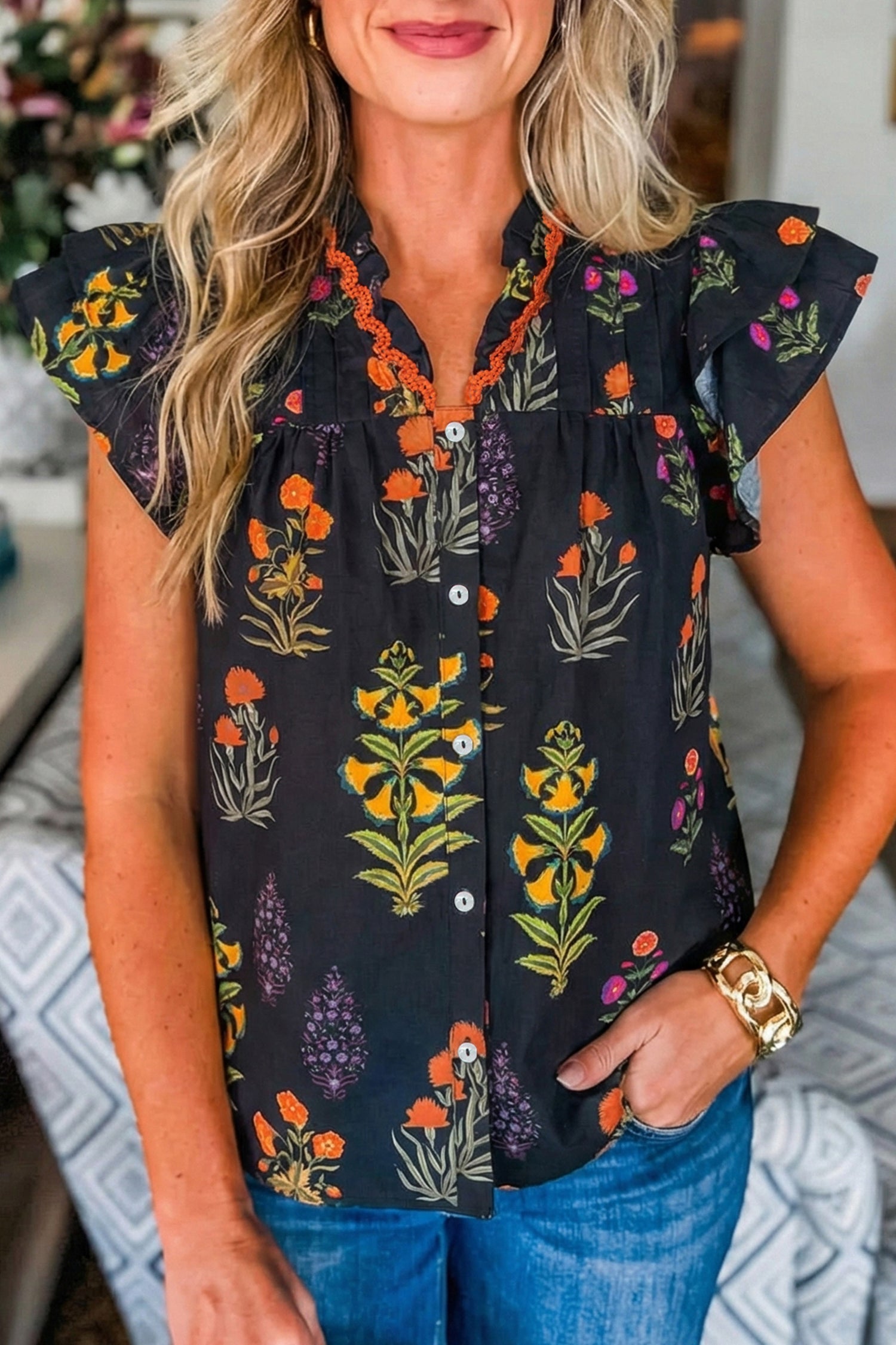 Camicia Nera a Fiori con Bordo in Pizzo e Scollo a V con Volant