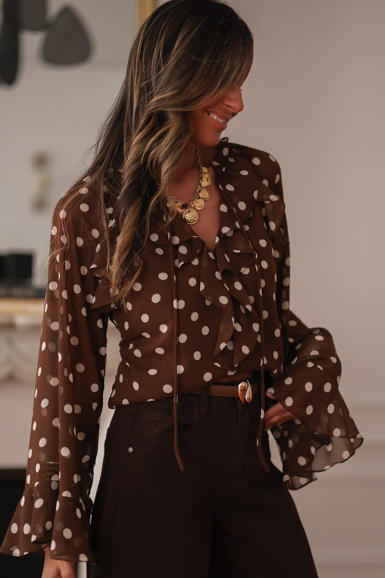 Blusa a Pois con Volant, Scollo a V e Maniche a Campana - Caffè