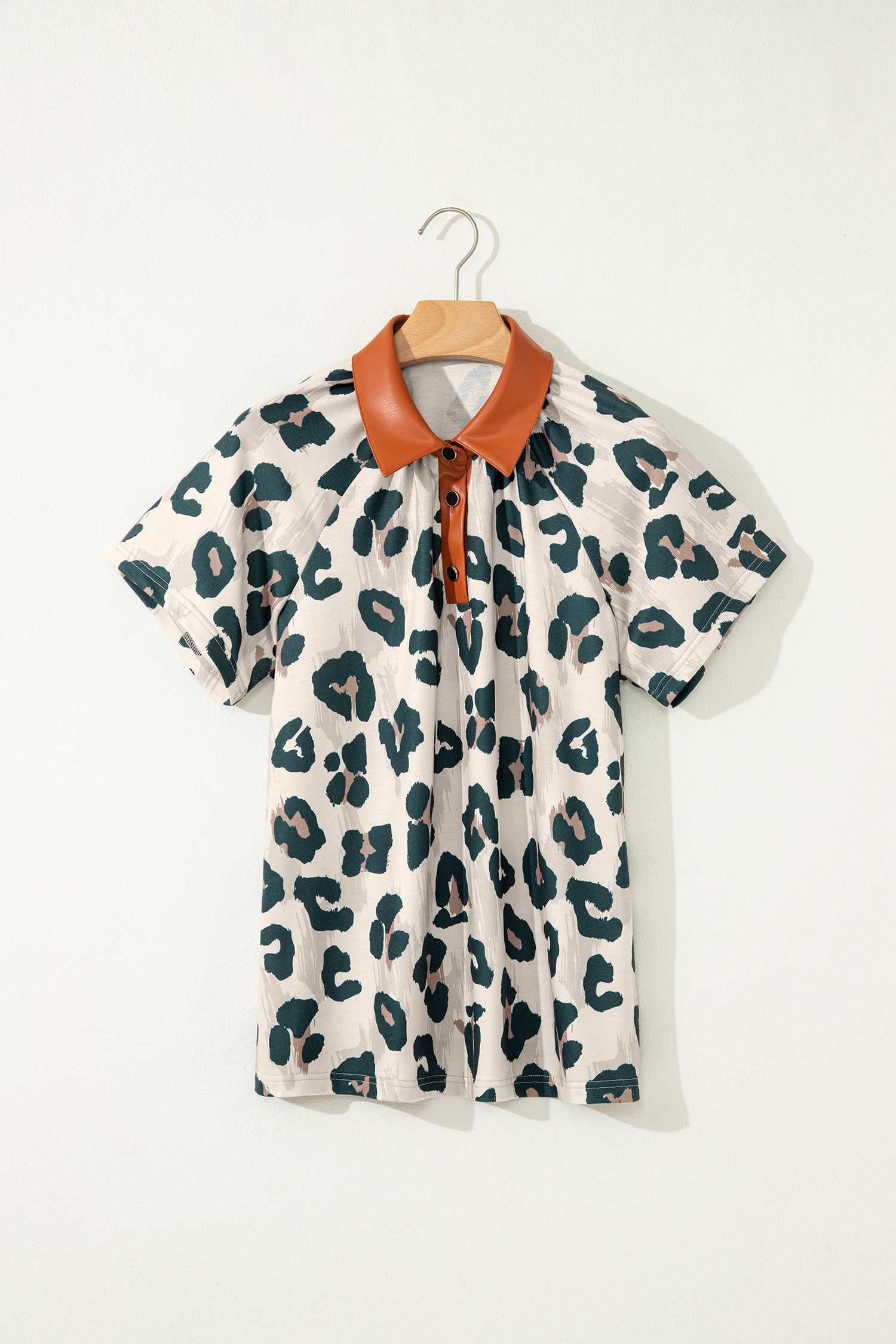 Blusa Casual a Maniche Corte con Stampa Leopardata e Colletto a Contrasto