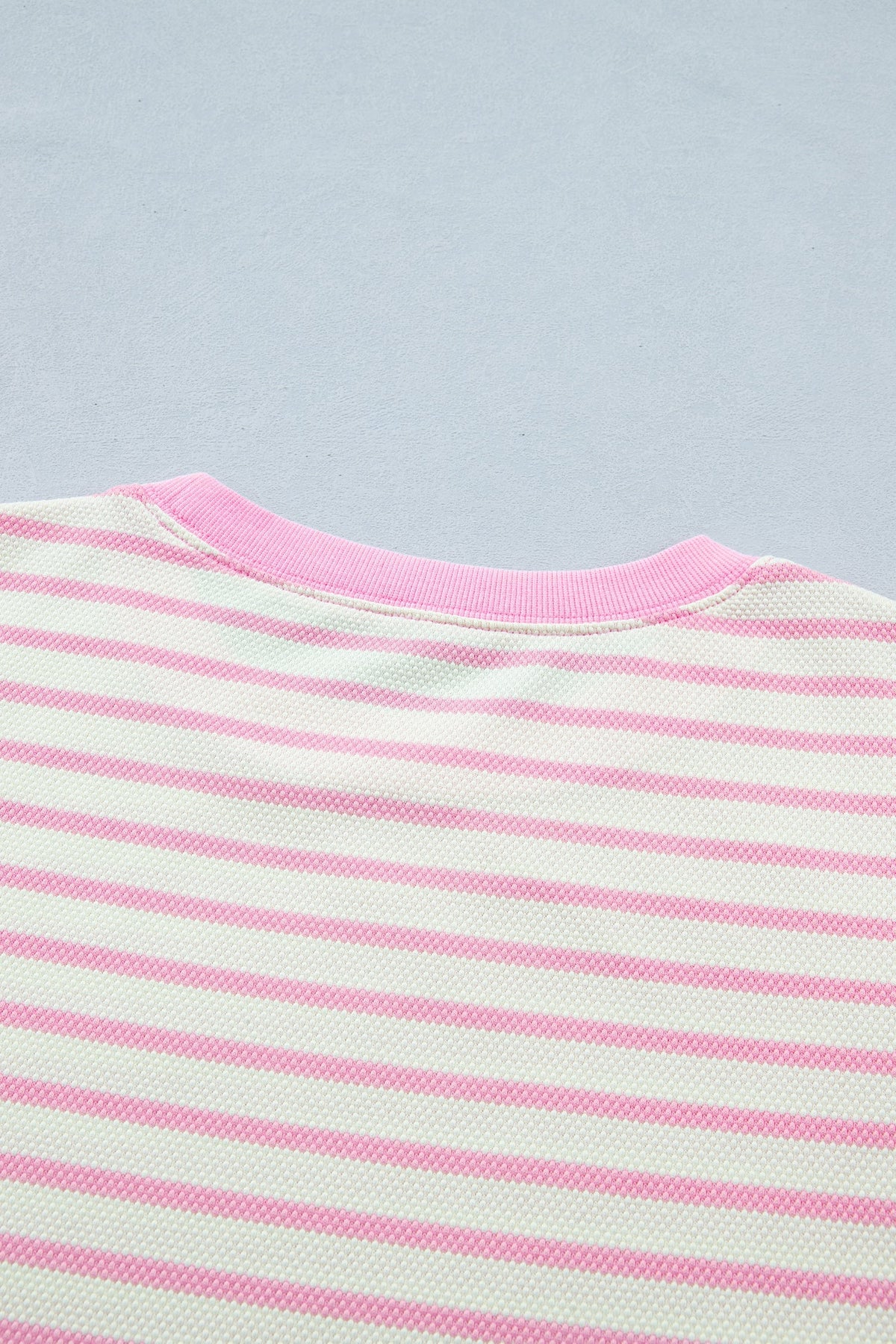 Blusa a Righe Rosa con Maniche Corte a Volant e Patchwork