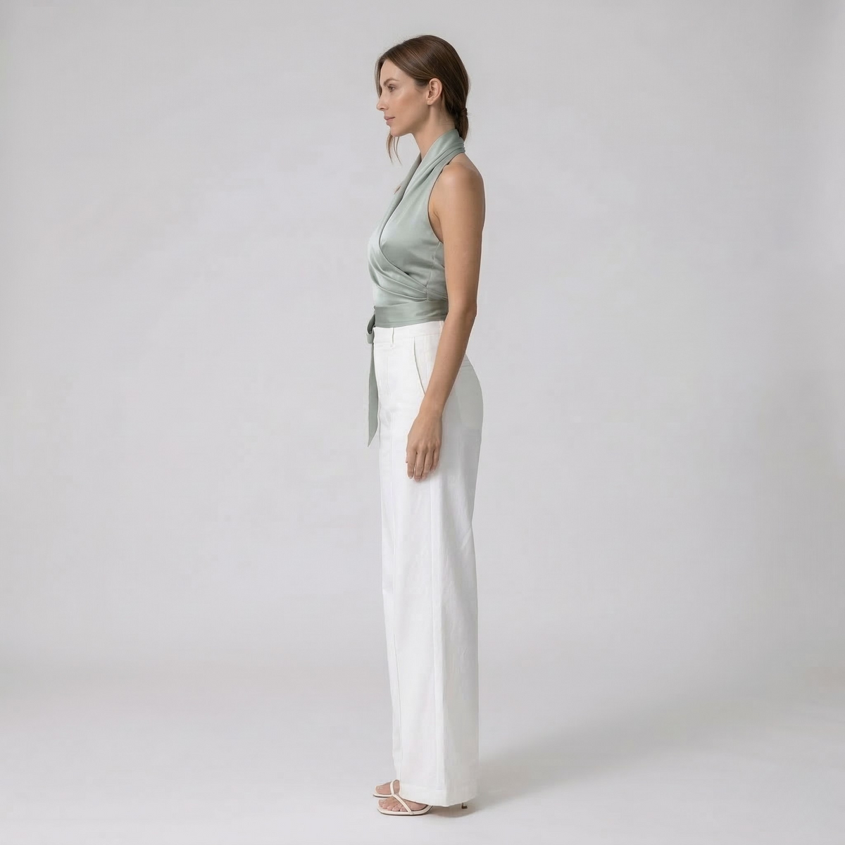 Elegancki damski top z dekoltem halter i paskiem, dopasowana bluzka bez rękawów