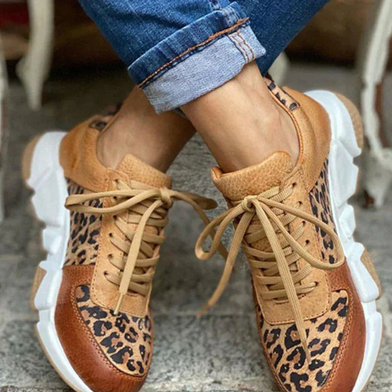 Γυναικεία sneakers με λεοπάρ σχέδιο, χοντρή σόλα και κλείσιμο με κορδόνια