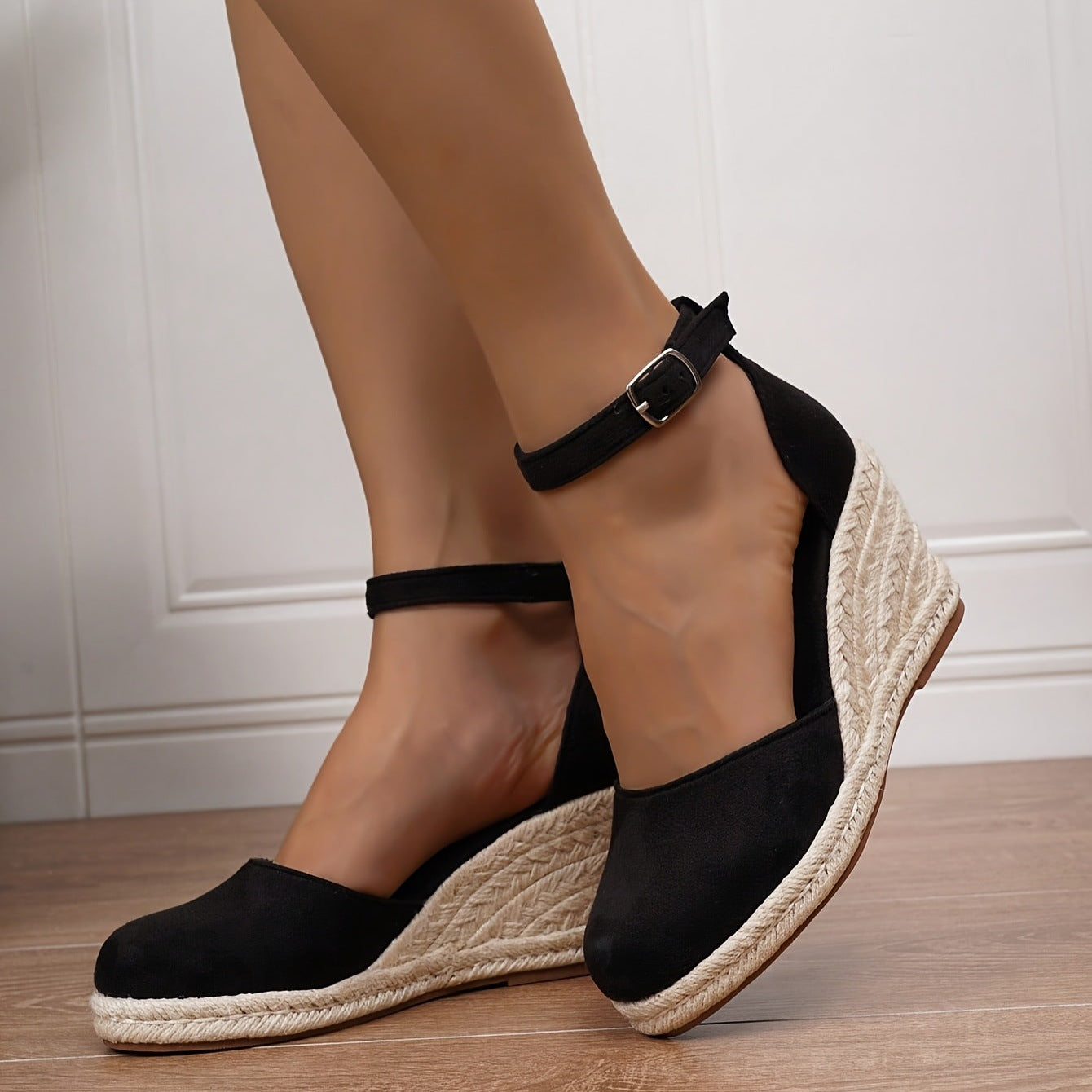 Sandali con zeppa in rafia con fibbia – comodi ed eleganti