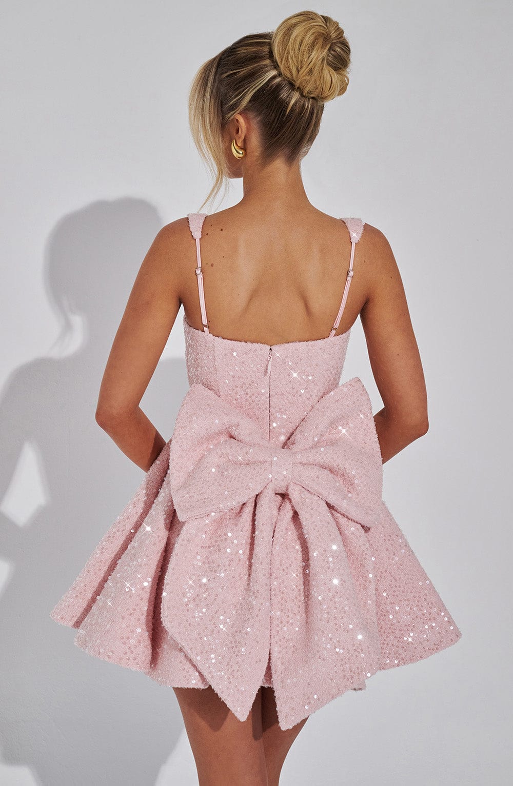 Abito Corto Svasato con Paillettes e Fiocco sul Retro