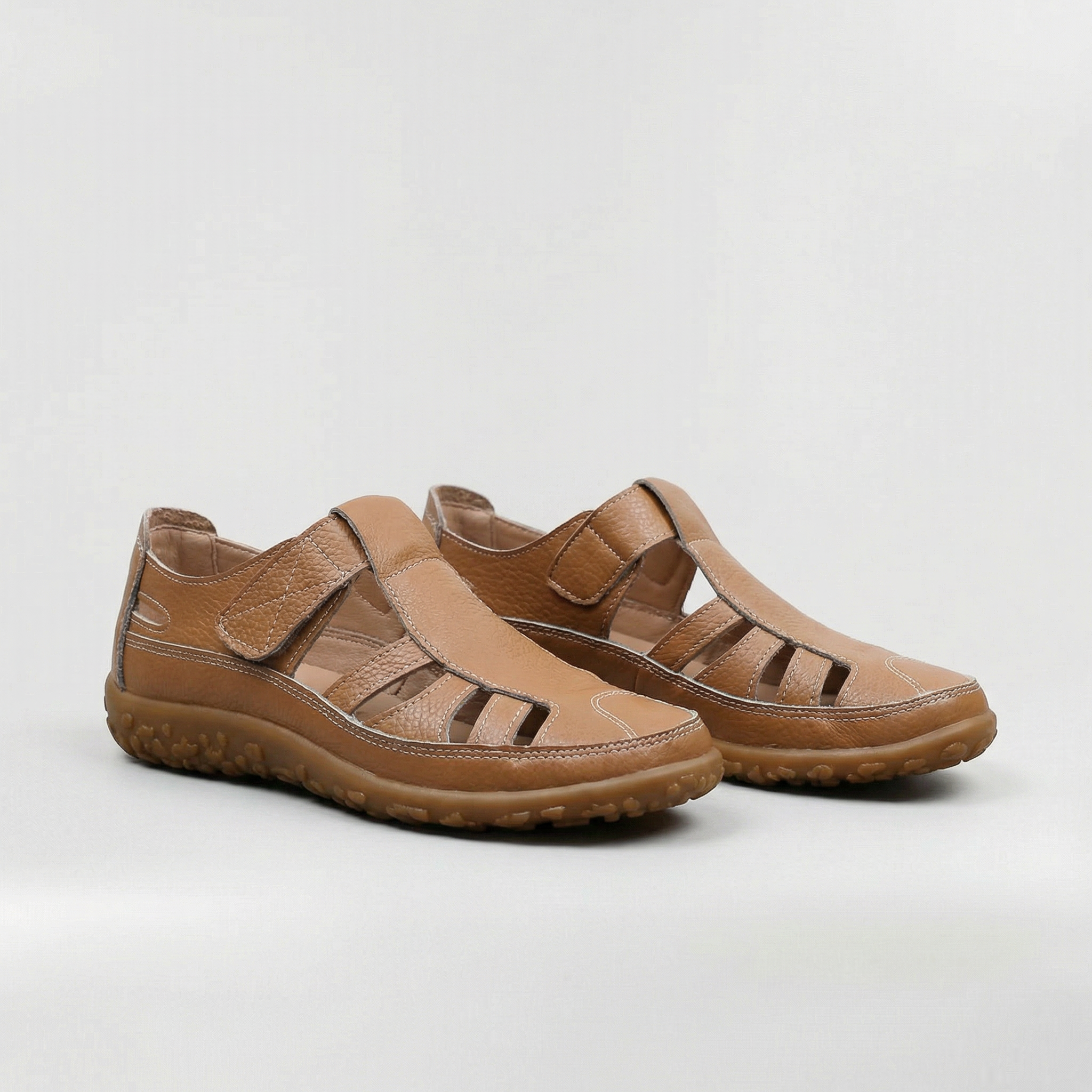 Sandali chiusi da donna con cut-out e suola comfort per uso quotidiano