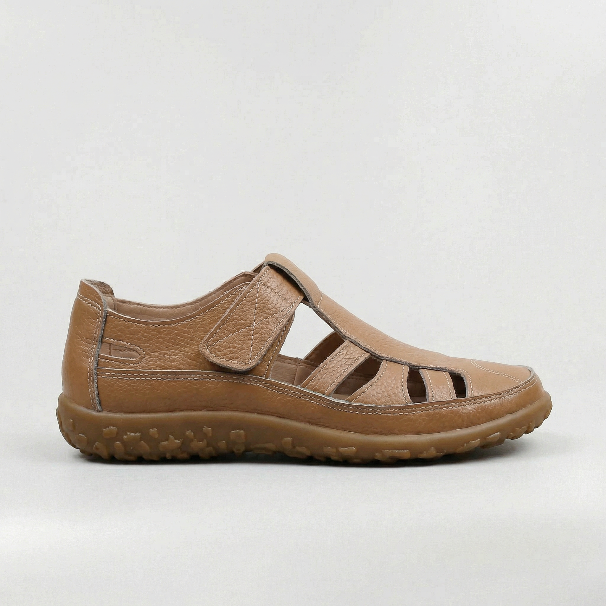 Sandali chiusi da donna con cut-out e suola comfort per uso quotidiano
