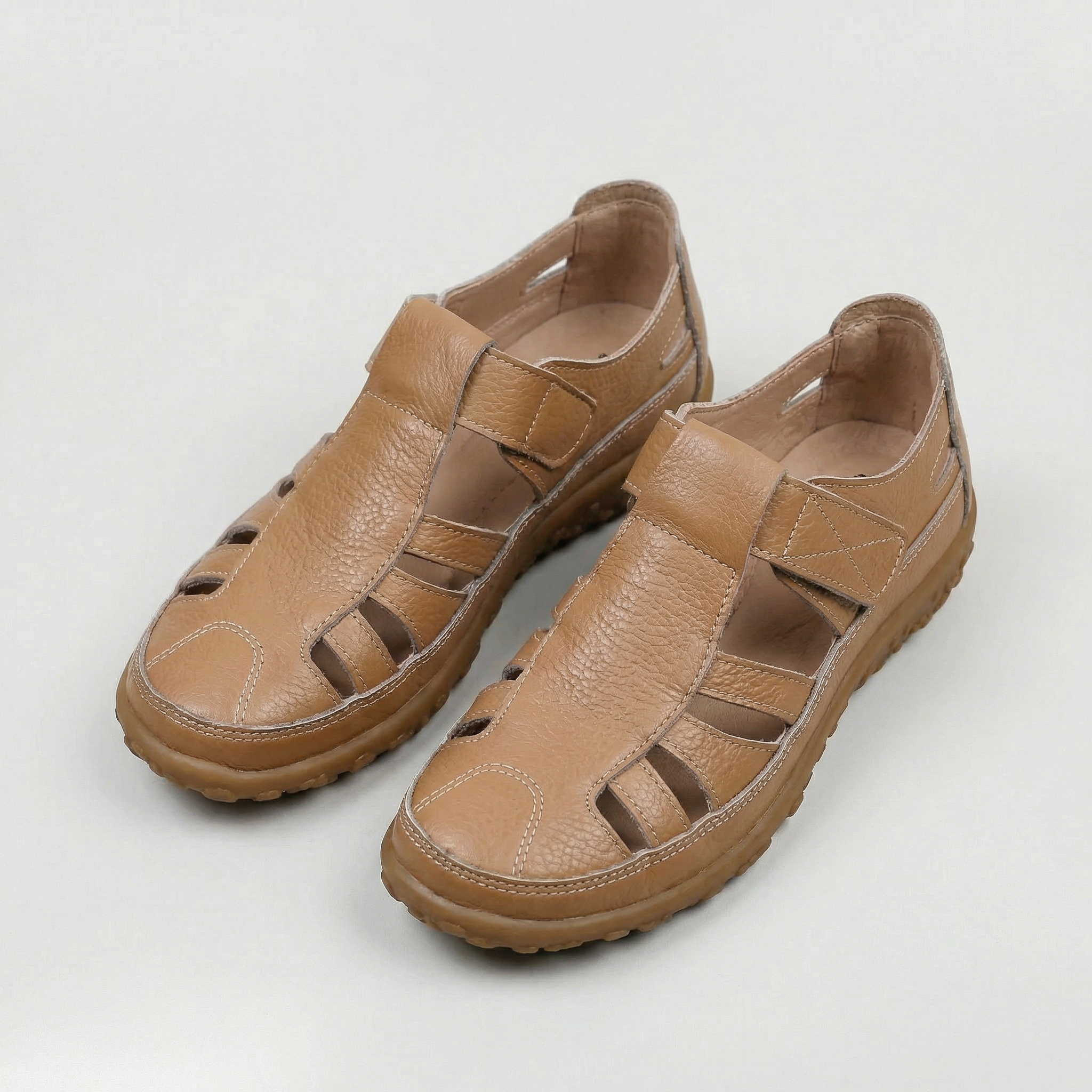 Sandali chiusi da donna con cut-out e suola comfort per uso quotidiano