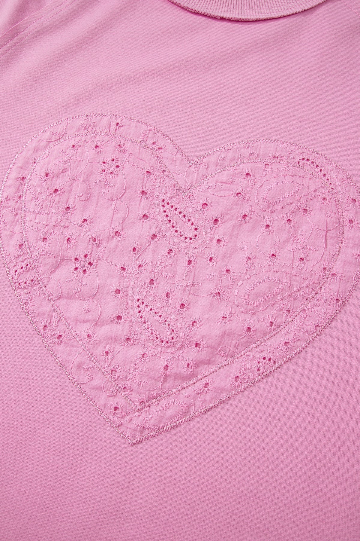 Top patchwork rosa con estampado paisley, corazones de San Valentín y bordado inglés de manga larga