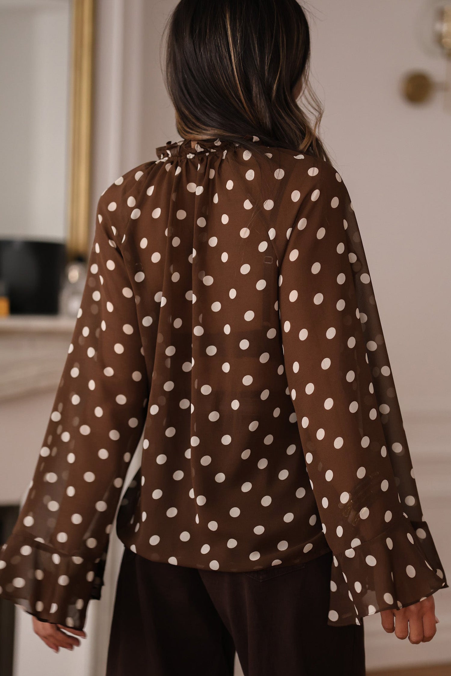 Blusa a Pois con Volant, Scollo a V e Maniche a Campana - Caffè