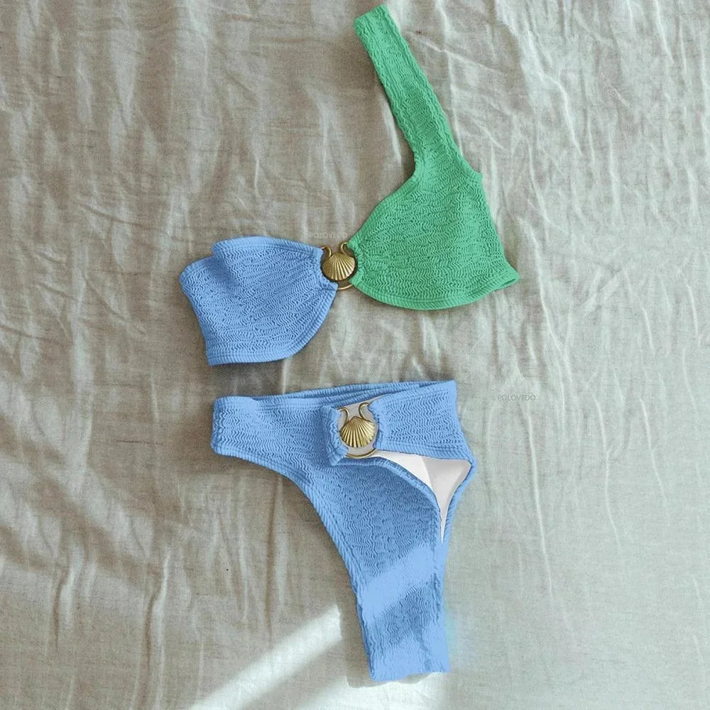 Asymetrické dámske bikiny s textúrovaným povrchom a krúžkom