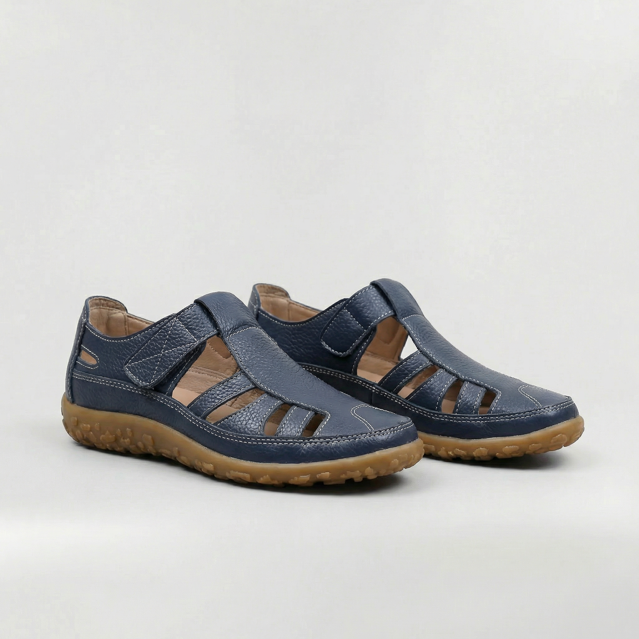 Sandali chiusi da donna con cut-out e suola comfort per uso quotidiano