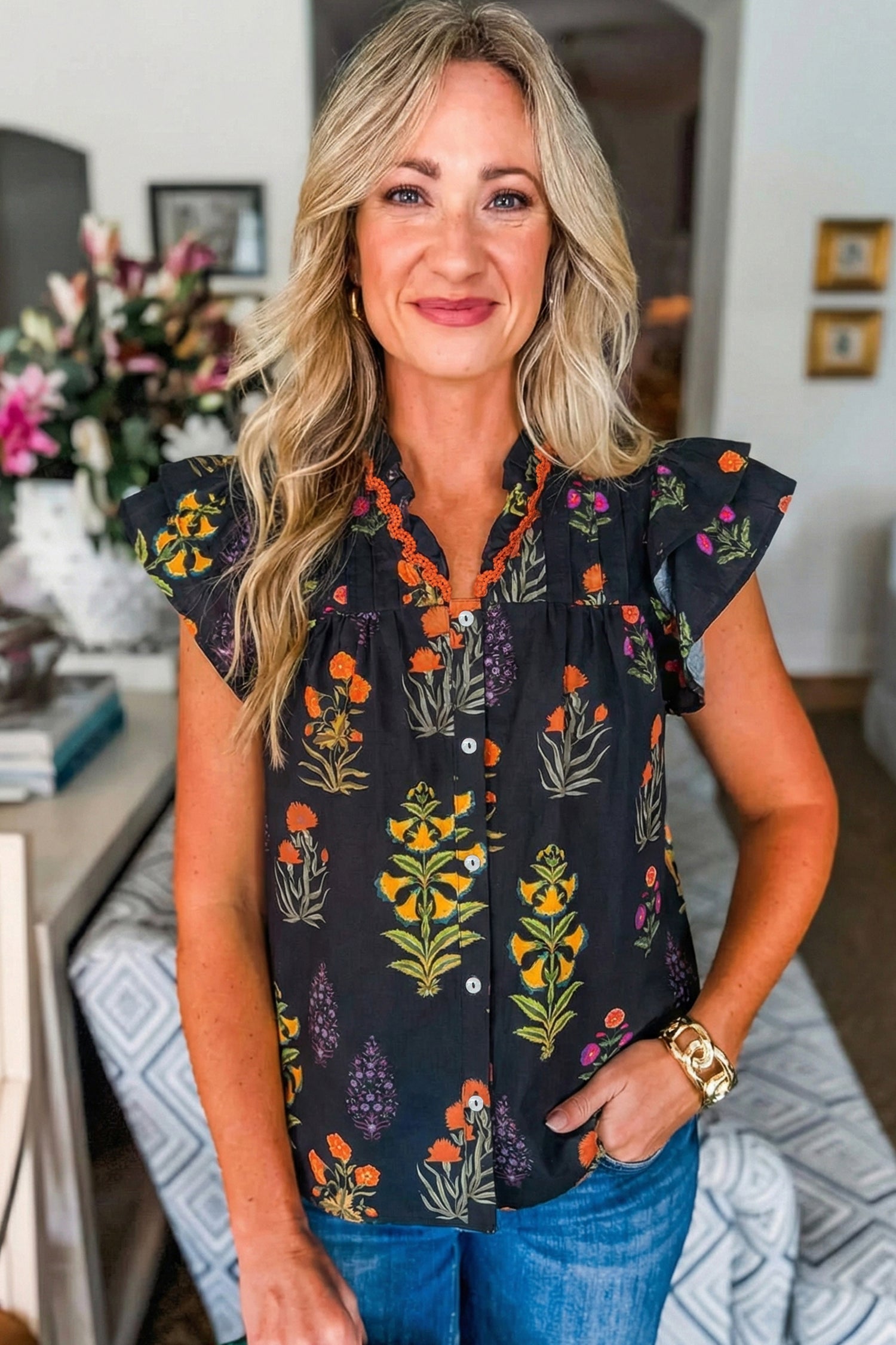 Chemise noire à fleurs avec bordure en dentelle et décolleté en V à volants