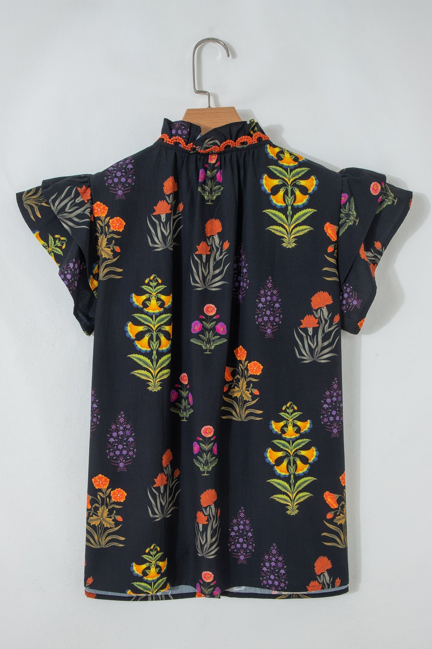 Chemise noire à fleurs avec bordure en dentelle et décolleté en V à volants