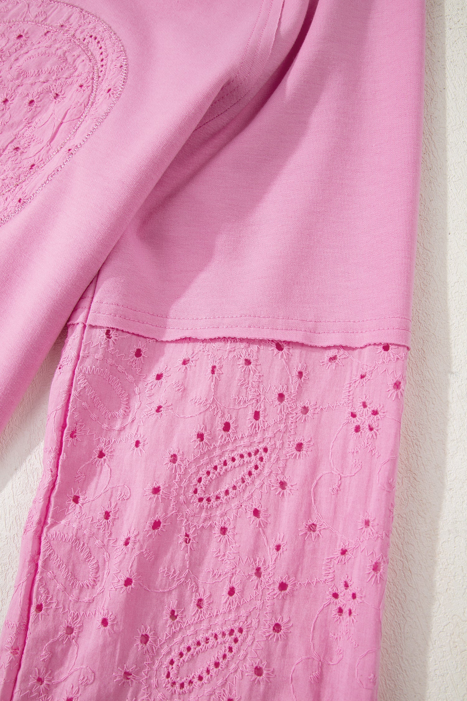 Růžový patchwork top s paisley vzorem, valentýnskými srdíčky a anglickou výšivkou s dlouhými rukávy