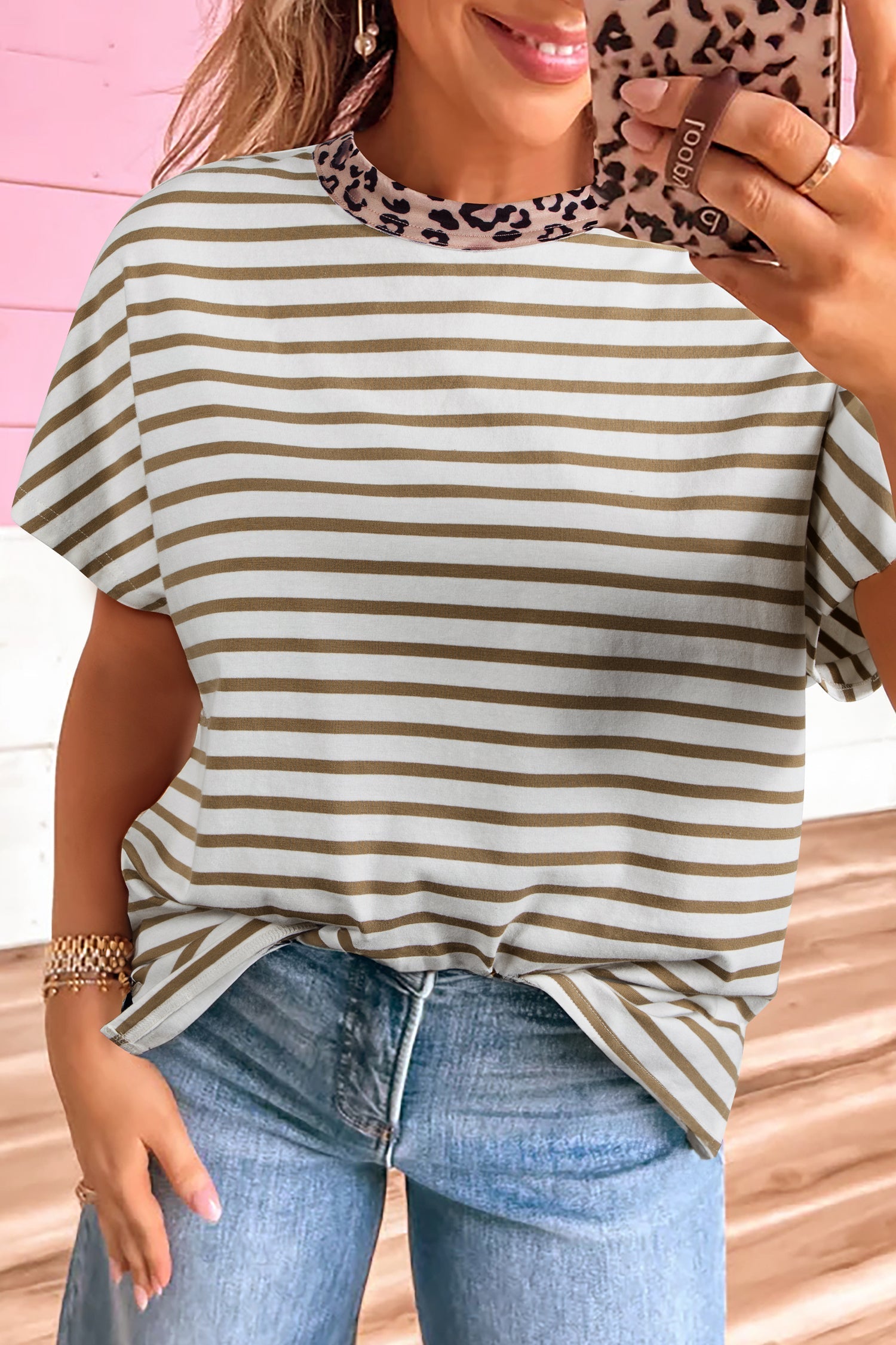 T-shirt ampia a girocollo con righe kaki e patchwork leopardato