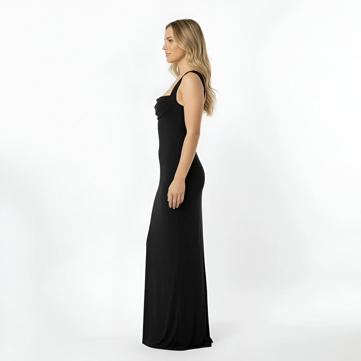 Elegancka długa dopasowana damska sukienka wieczorowa z kwadratowym dekoltem, slim fit