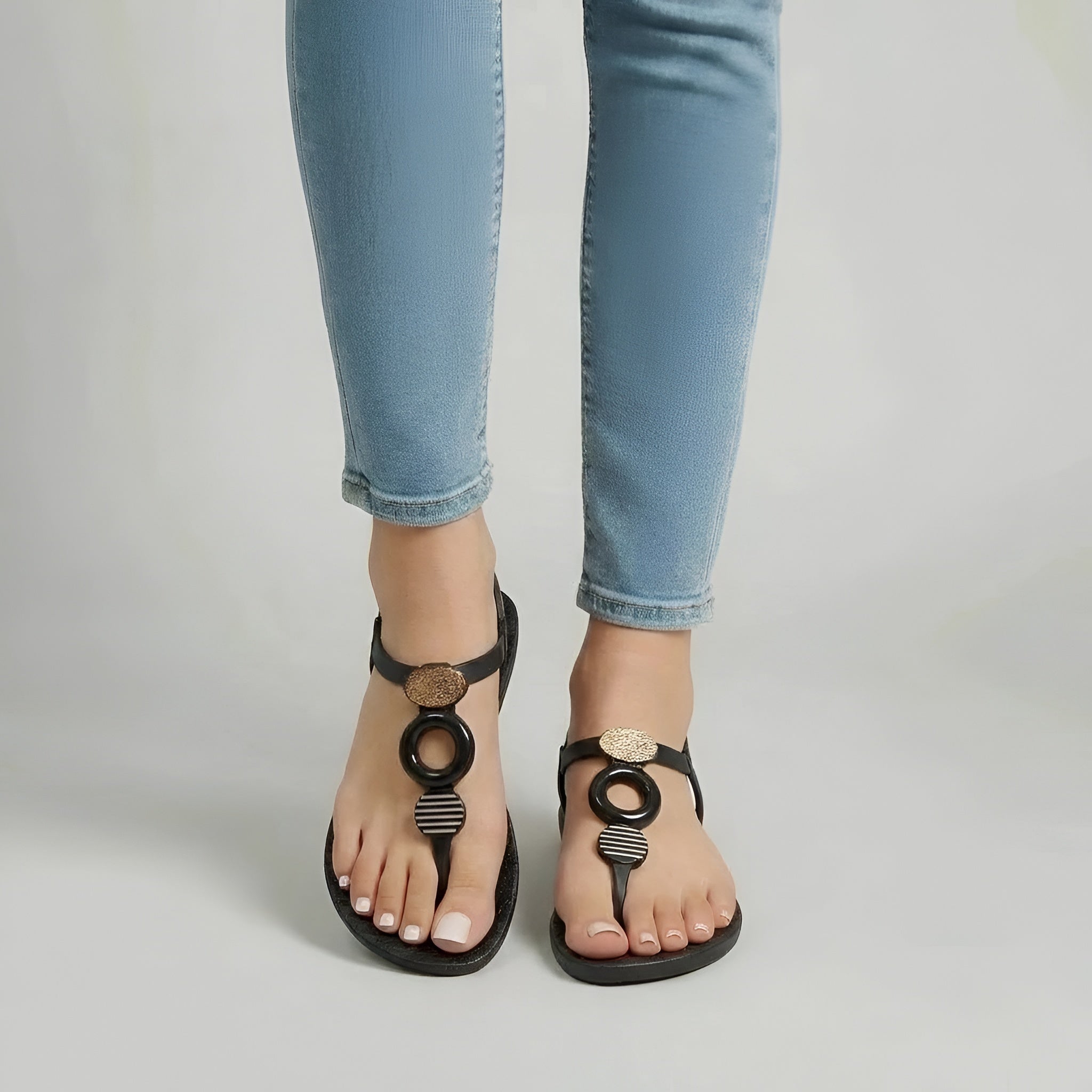 Sandales tongs femme plates avec bride et décorations décontractées estivales