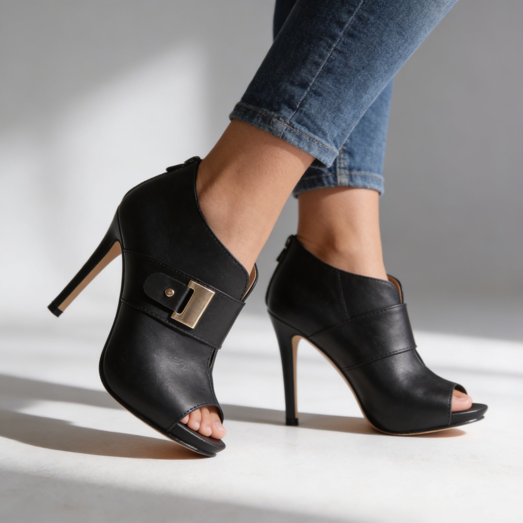 Buty na obcasie z klamrą i odkrytym noskiem