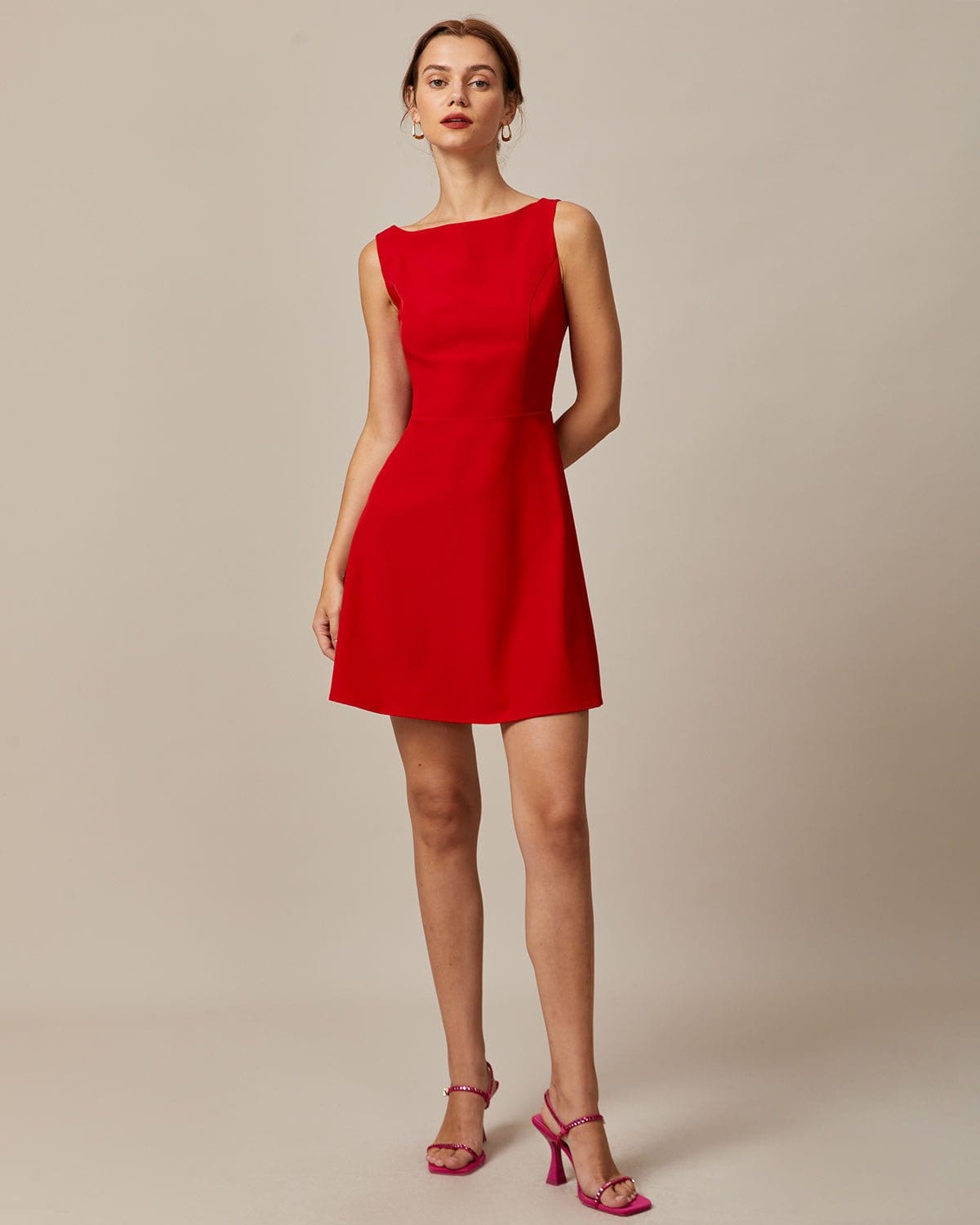 Vestido Mini de Dia Sem Mangas com Decote Canoa e Cintura Alta