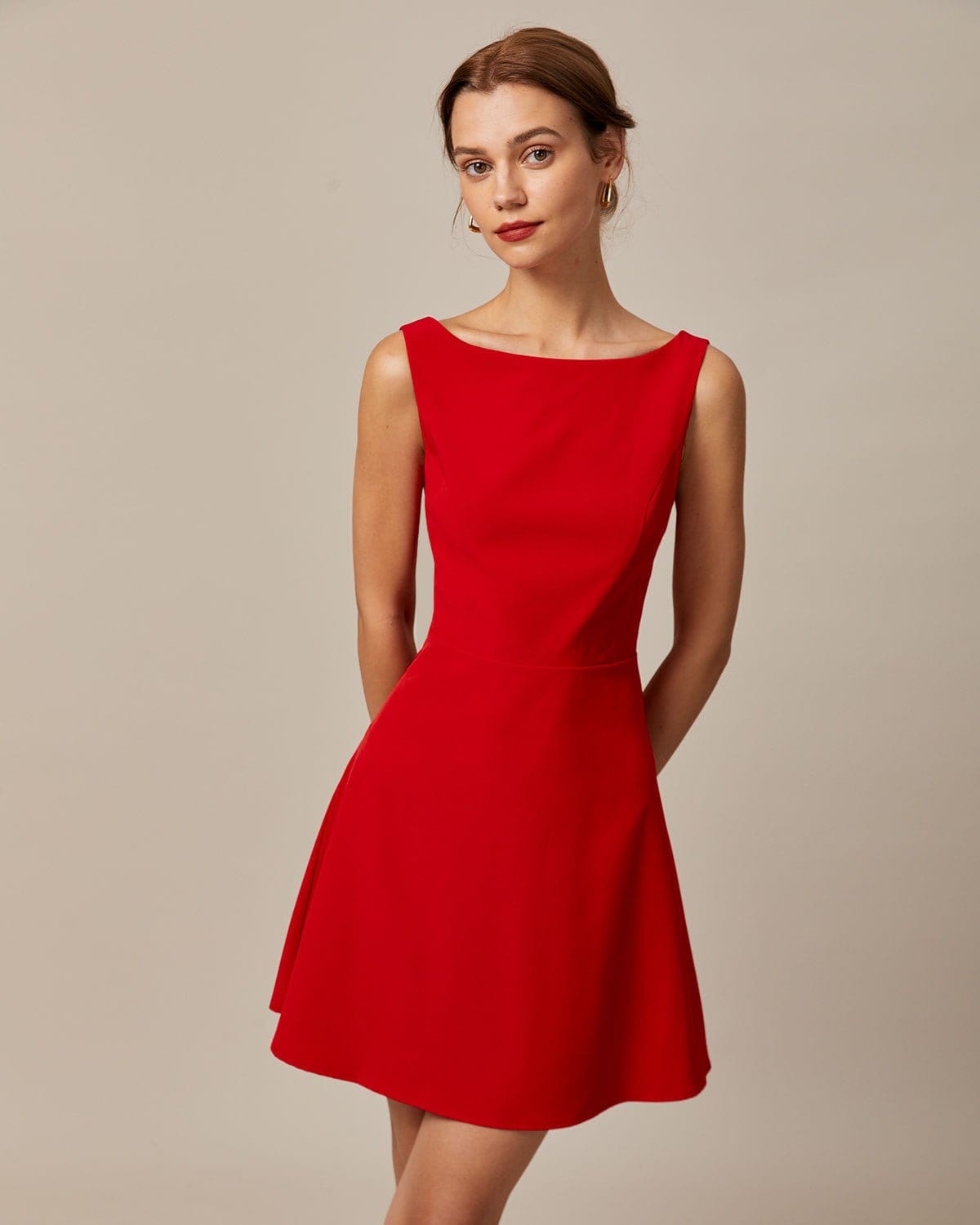 Vestido Mini de Dia Sem Mangas com Decote Canoa e Cintura Alta