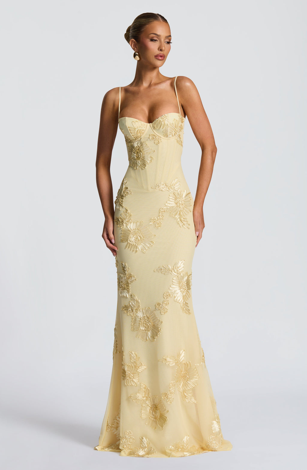 Robe longue fleurie avec corset et fines bretelles pour cérémonie