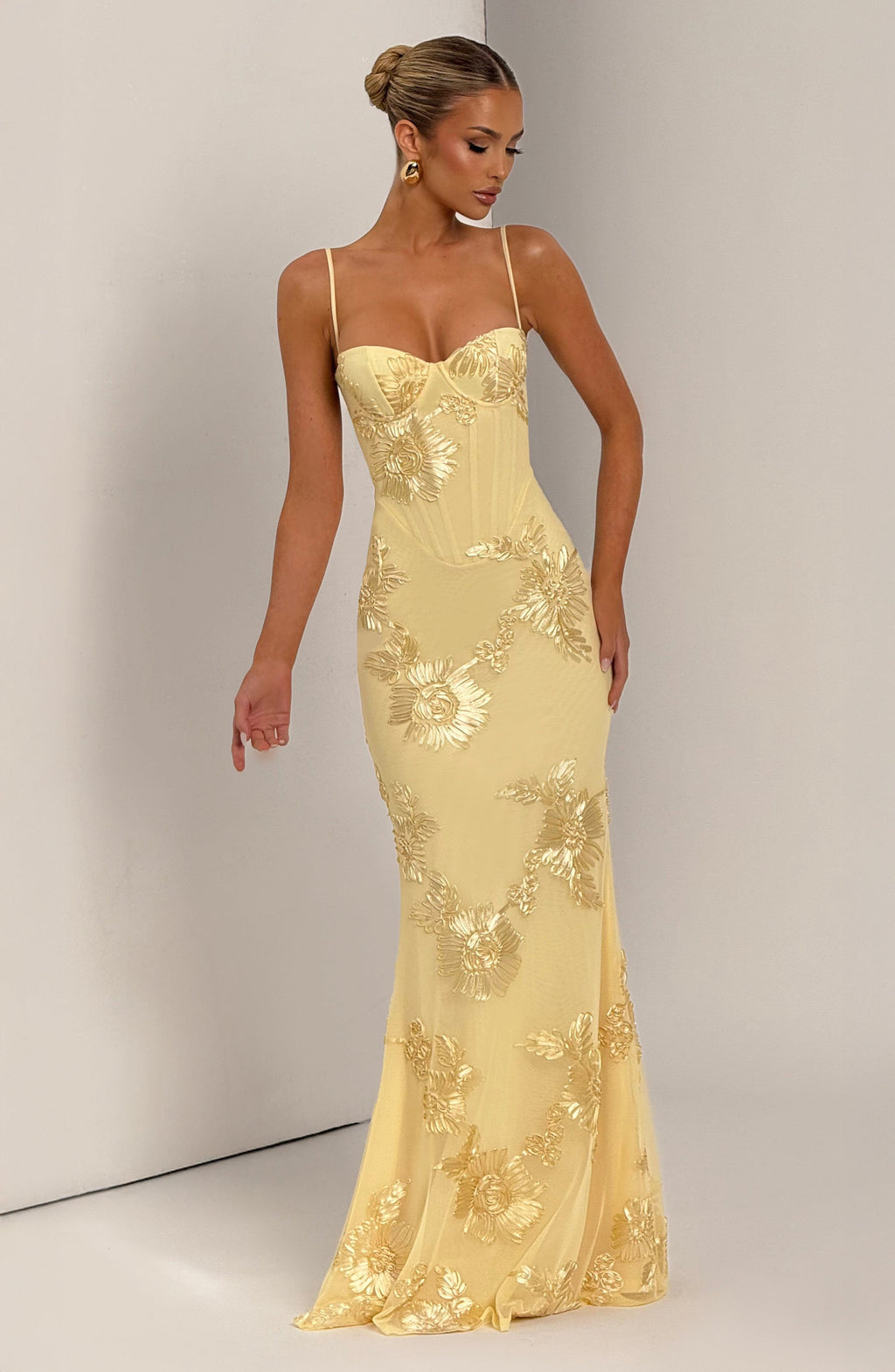 Robe longue fleurie avec corset et fines bretelles pour cérémonie