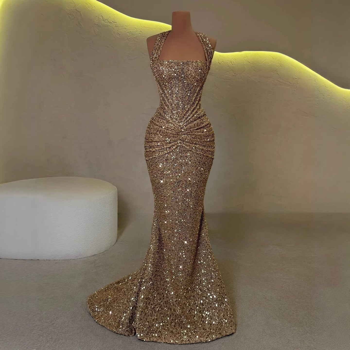 Abito Lungo da Sera con Paillettes e Silhouette Sirena