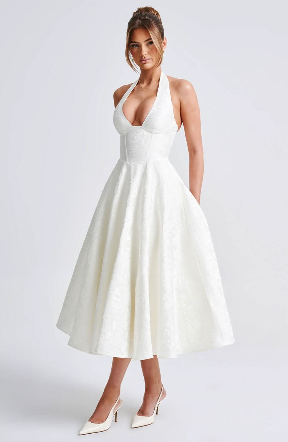 Abito Midi Elegante con Scollo Halter e Gonna Svasata