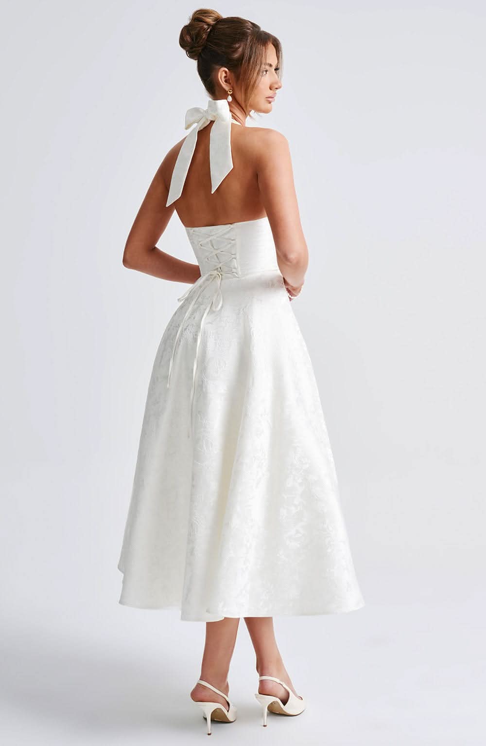 Abito Midi Elegante con Scollo Halter e Gonna Svasata