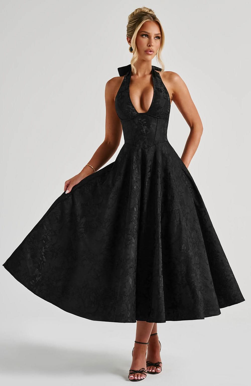 Abito Midi Elegante con Scollo Halter e Gonna Svasata