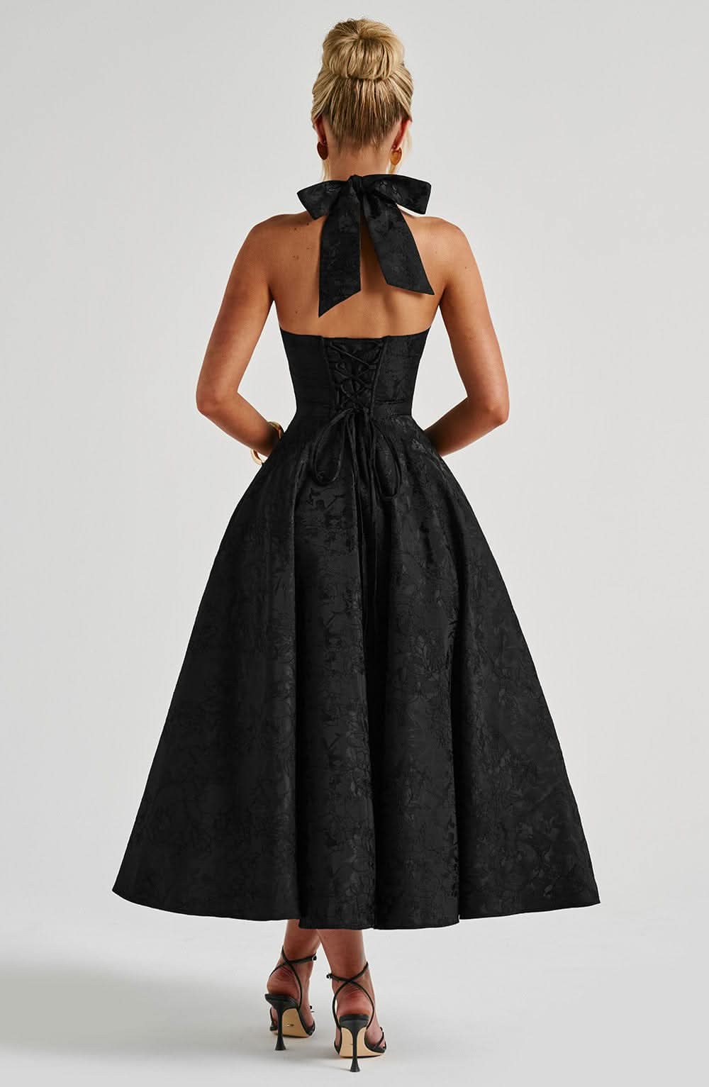 Abito Midi Elegante con Scollo Halter e Gonna Svasata