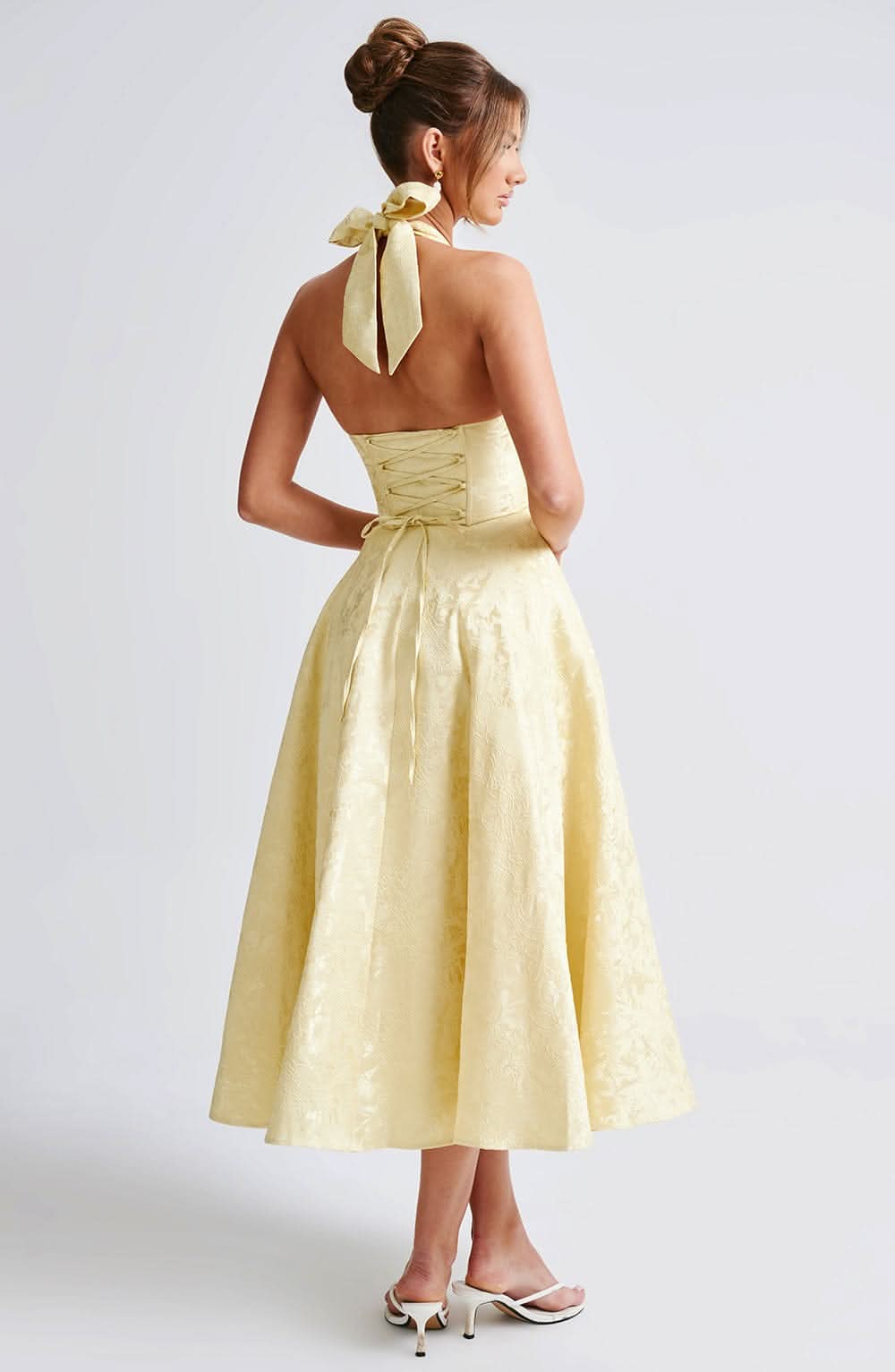 Abito Midi Elegante con Scollo Halter e Gonna Svasata