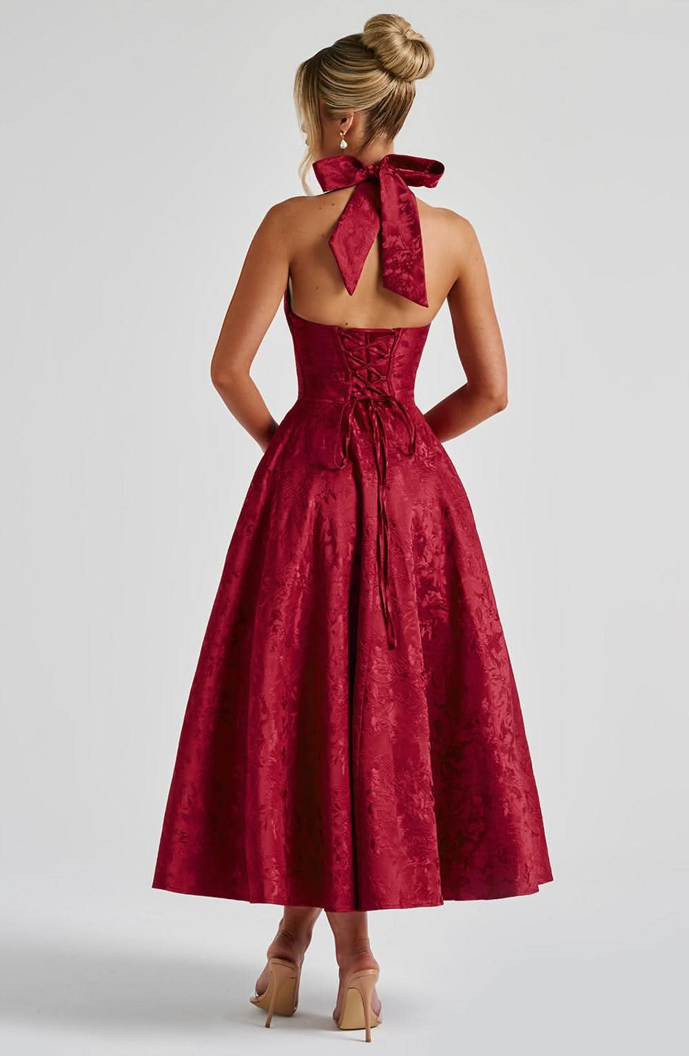 Abito Midi Elegante con Scollo Halter e Gonna Svasata