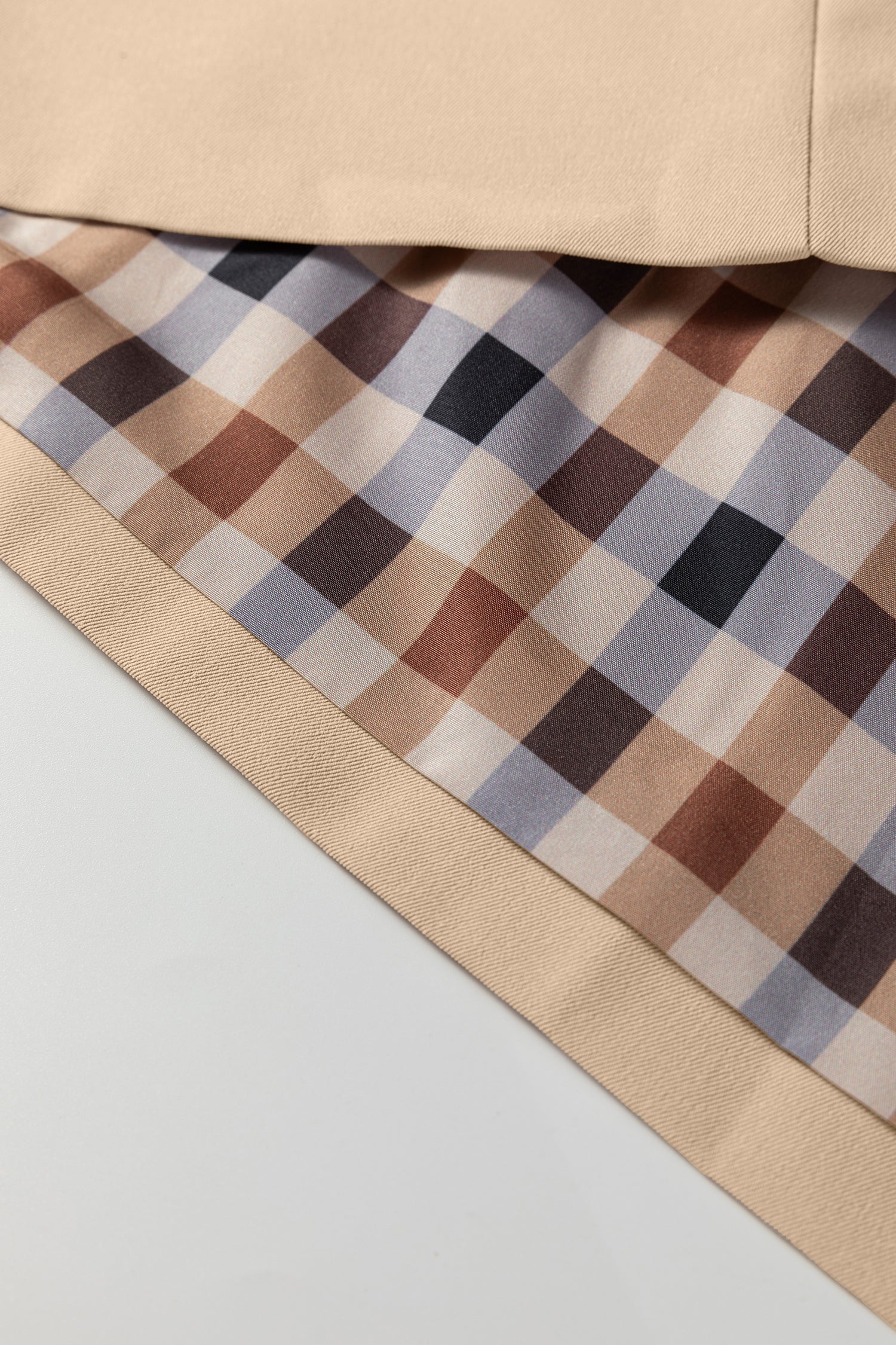 Trench Monopetto con Fodera a Quadri e Dettagli Patchwork