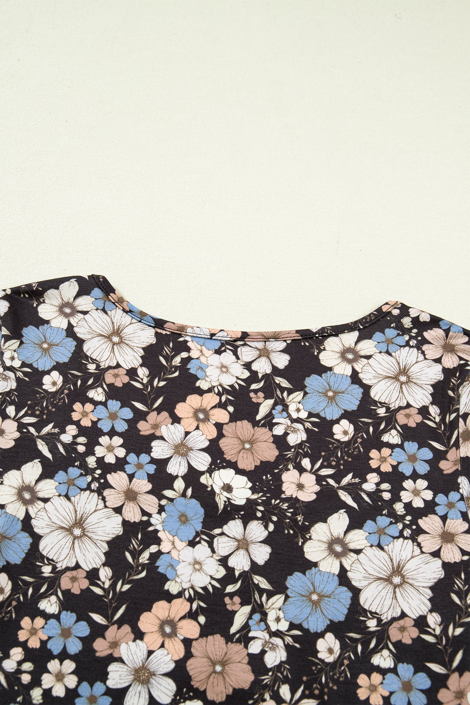 Camiseta entallada de manga larga con estampado floral negro