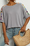 Φαρδιά μπλούζα T-shirt με λεπτομέρεια Granny Square με βελονάκι