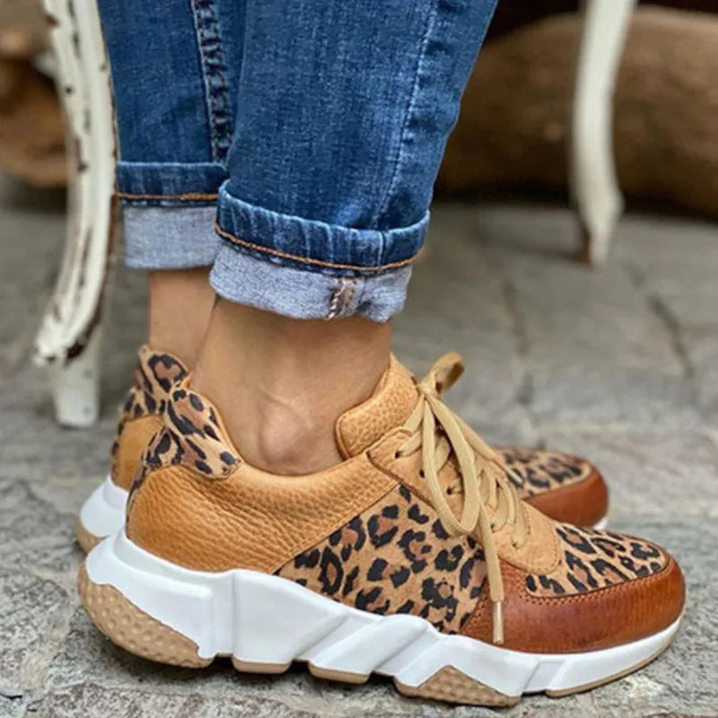 Ténis de senhora com padrão de leopardo, sola grossa e fecho com atacadores