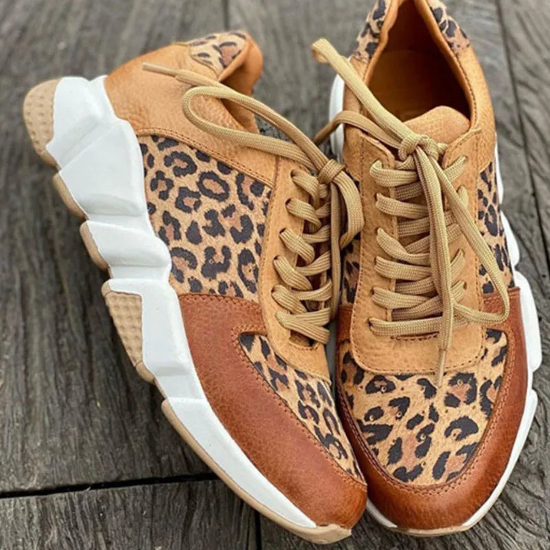 Γυναικεία sneakers με λεοπάρ σχέδιο, χοντρή σόλα και κλείσιμο με κορδόνια