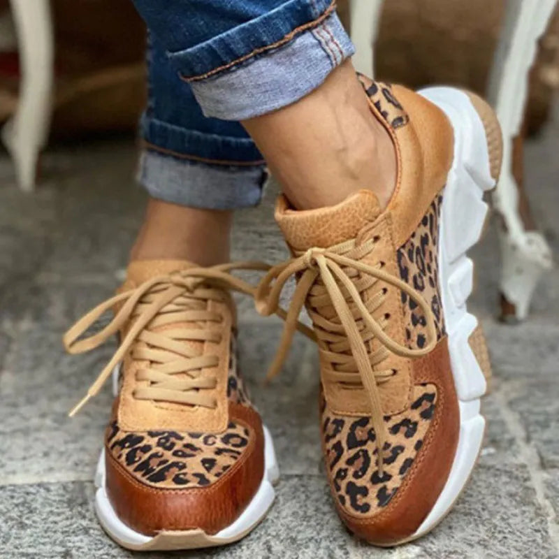 Ténis de senhora com padrão de leopardo, sola grossa e fecho com atacadores