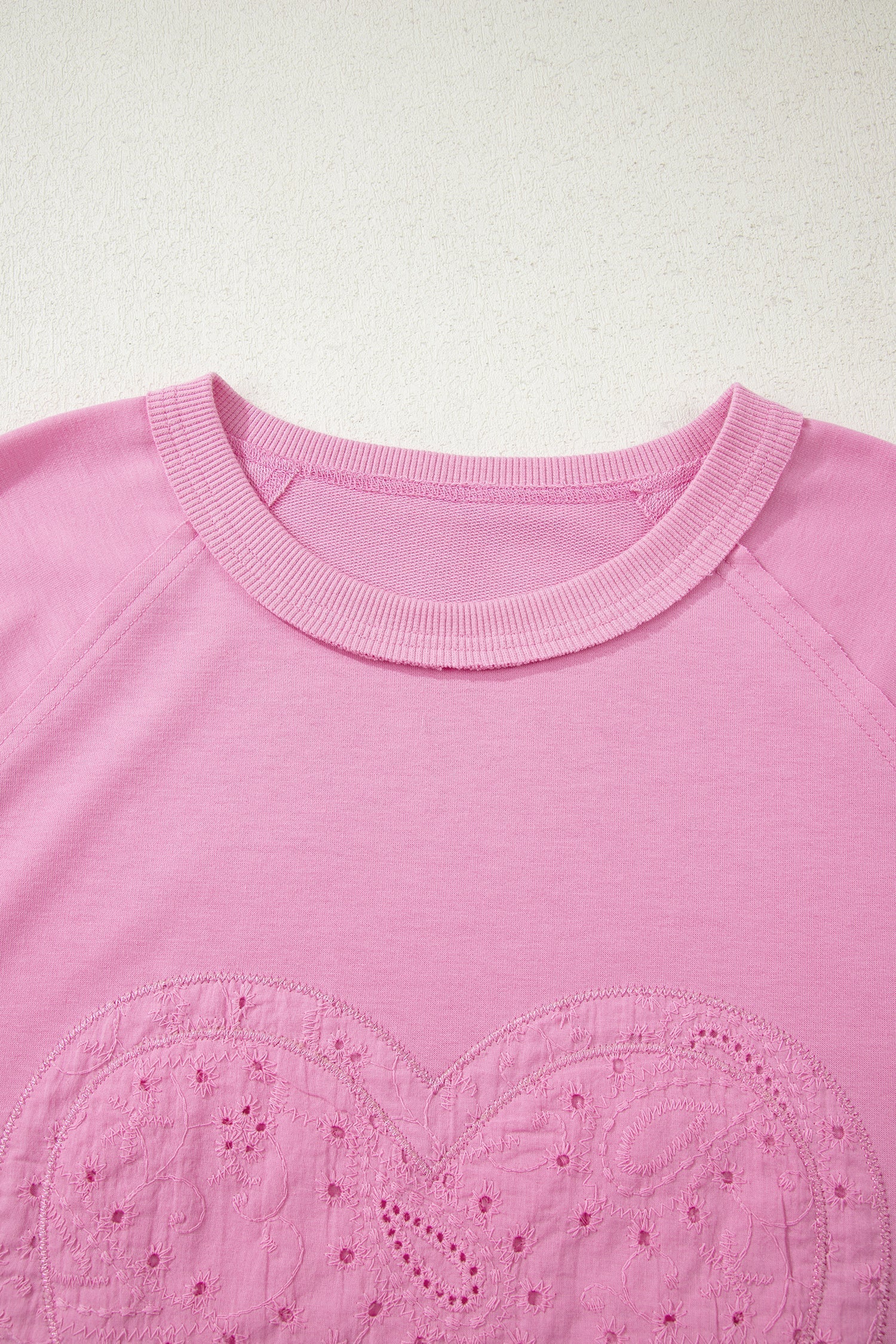 Růžový patchwork top s paisley vzorem, valentýnskými srdíčky a anglickou výšivkou s dlouhými rukávy